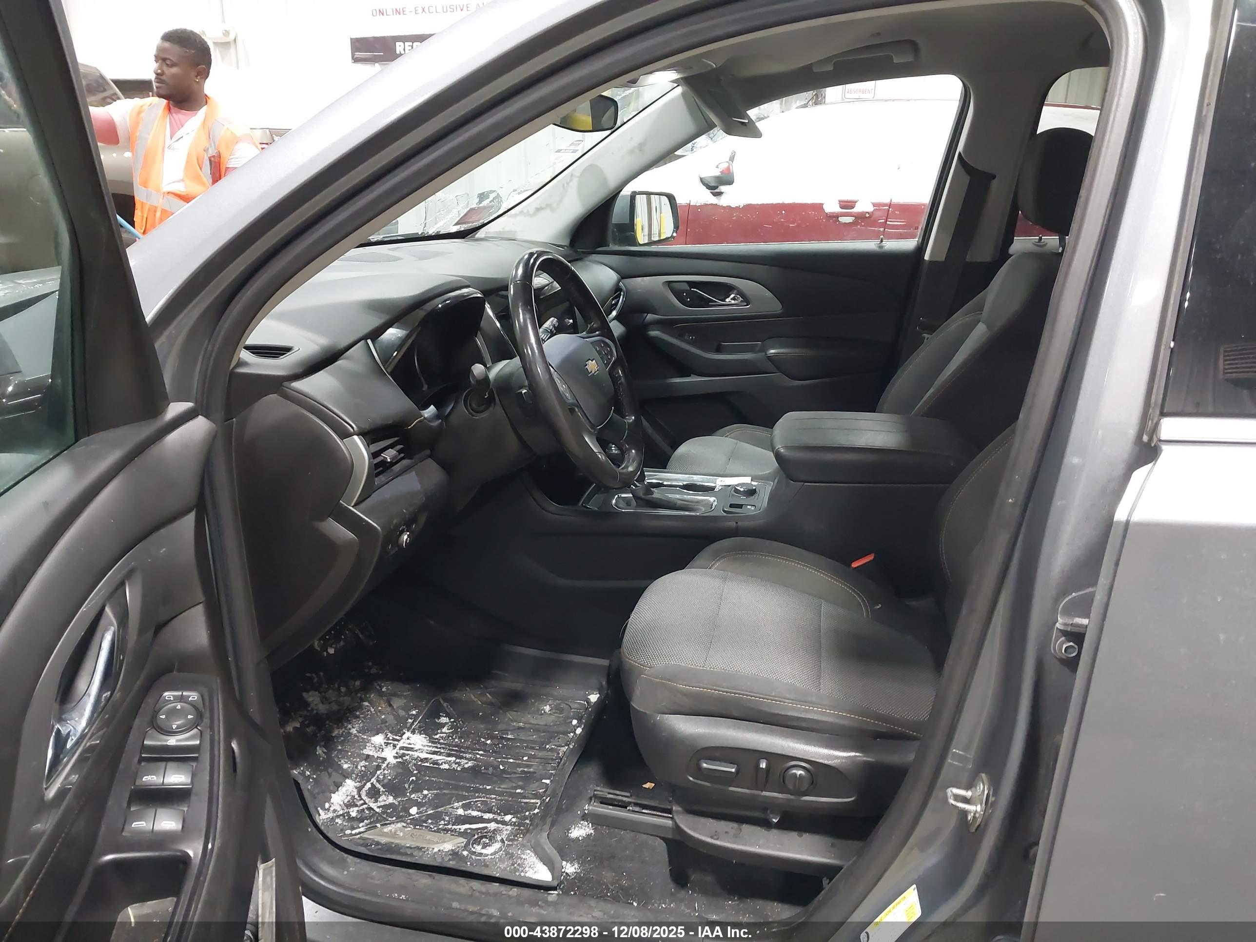 CHEVROLET TRAVERSE image 5