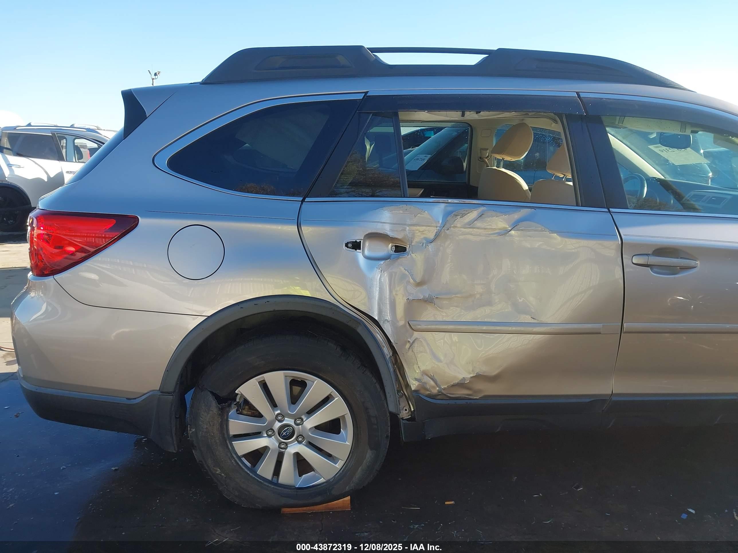 SUBARU OUTBACK image 6