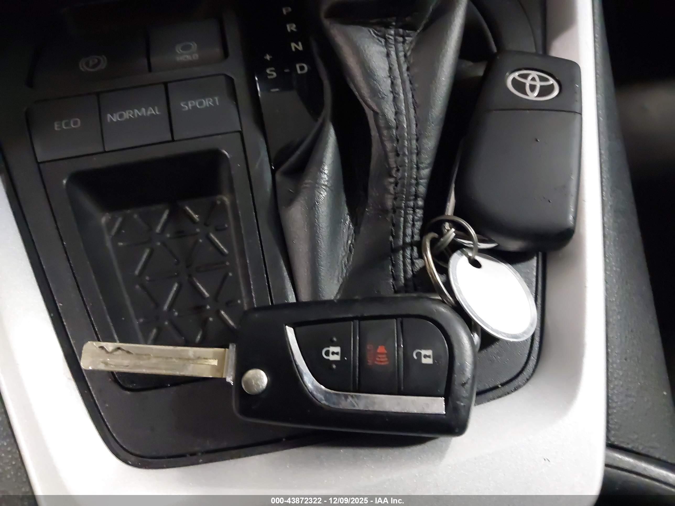 TOYOTA RAV4 image 11
