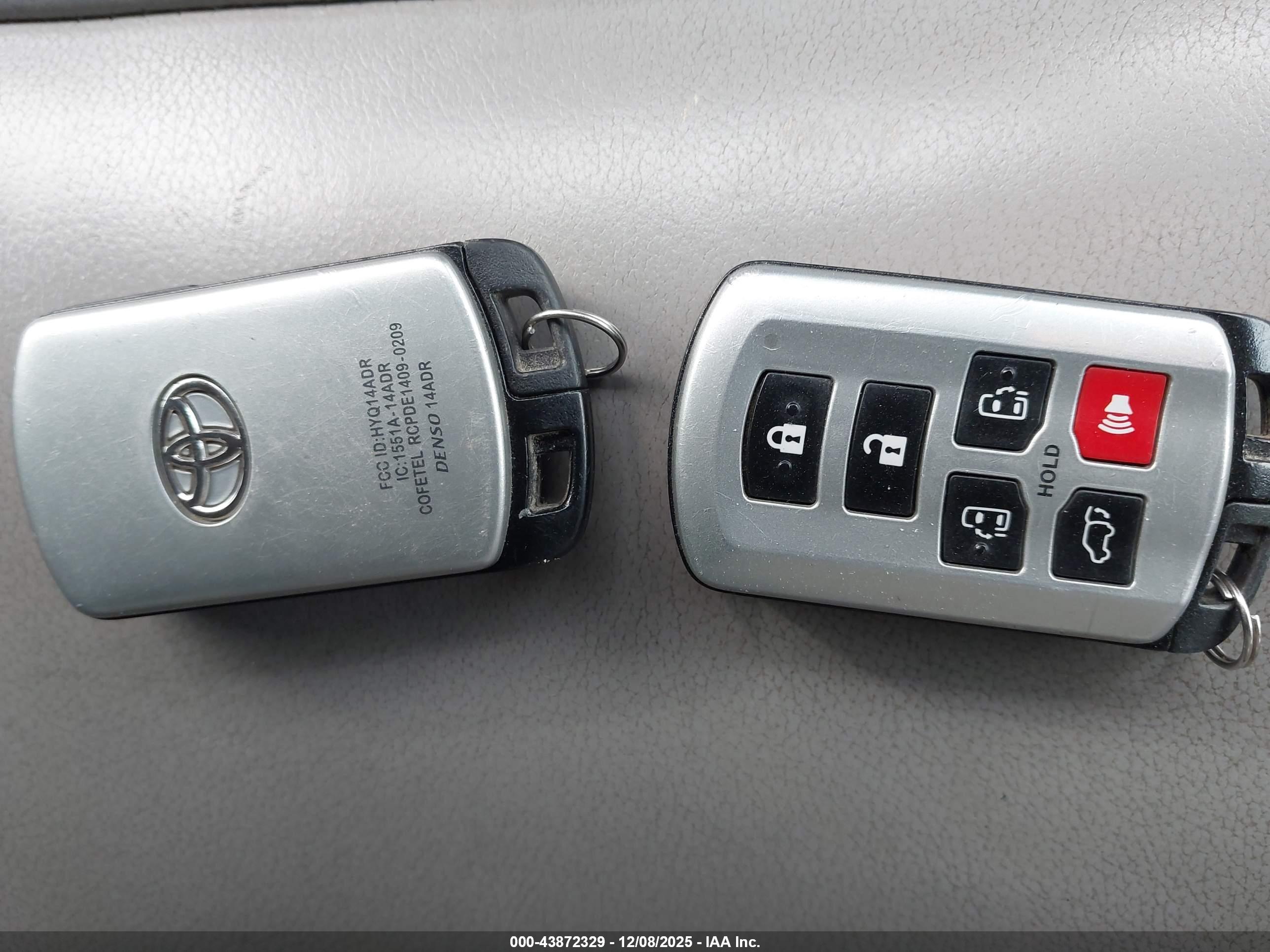 TOYOTA SIENNA image 11