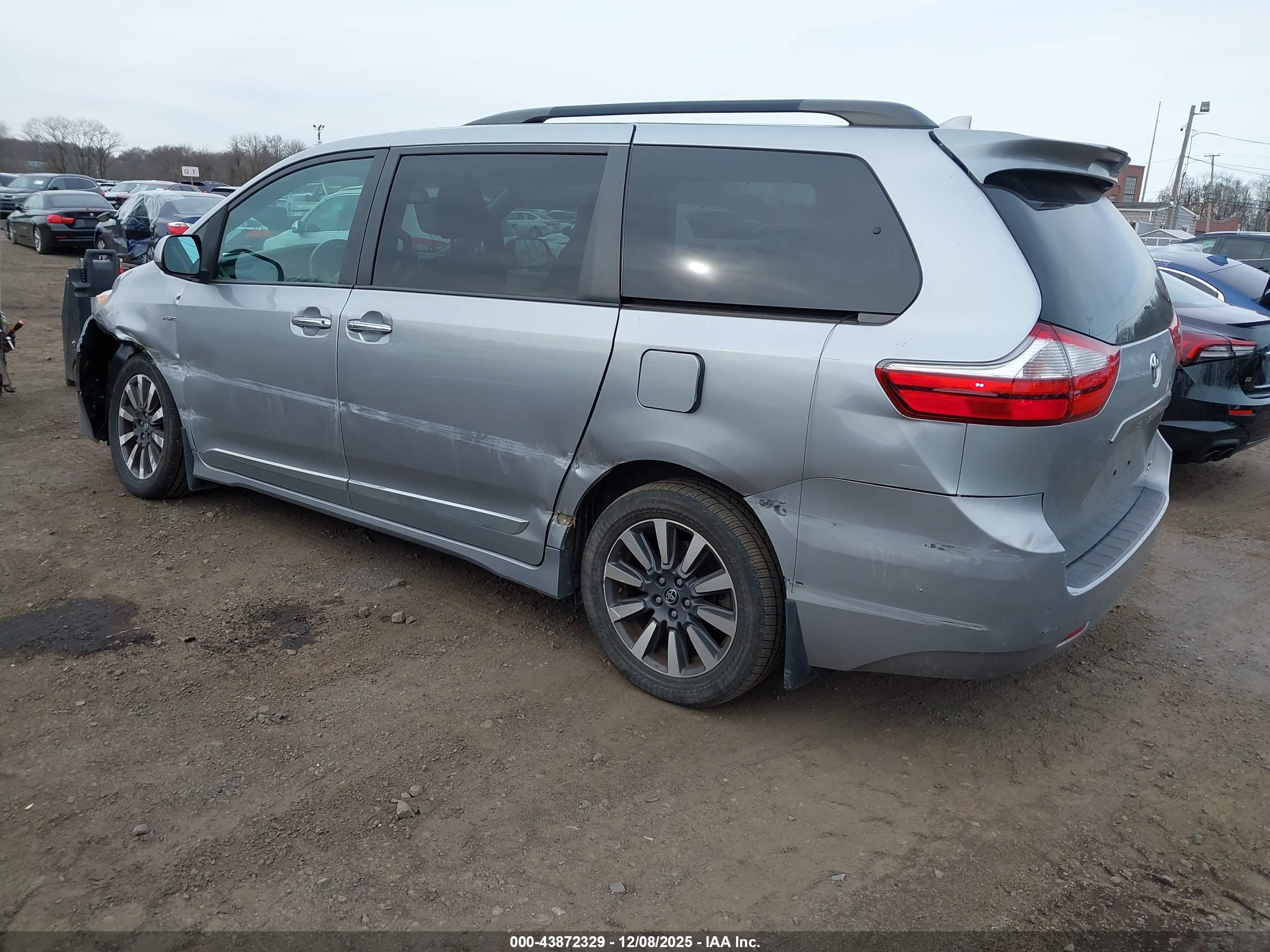 TOYOTA SIENNA image 3