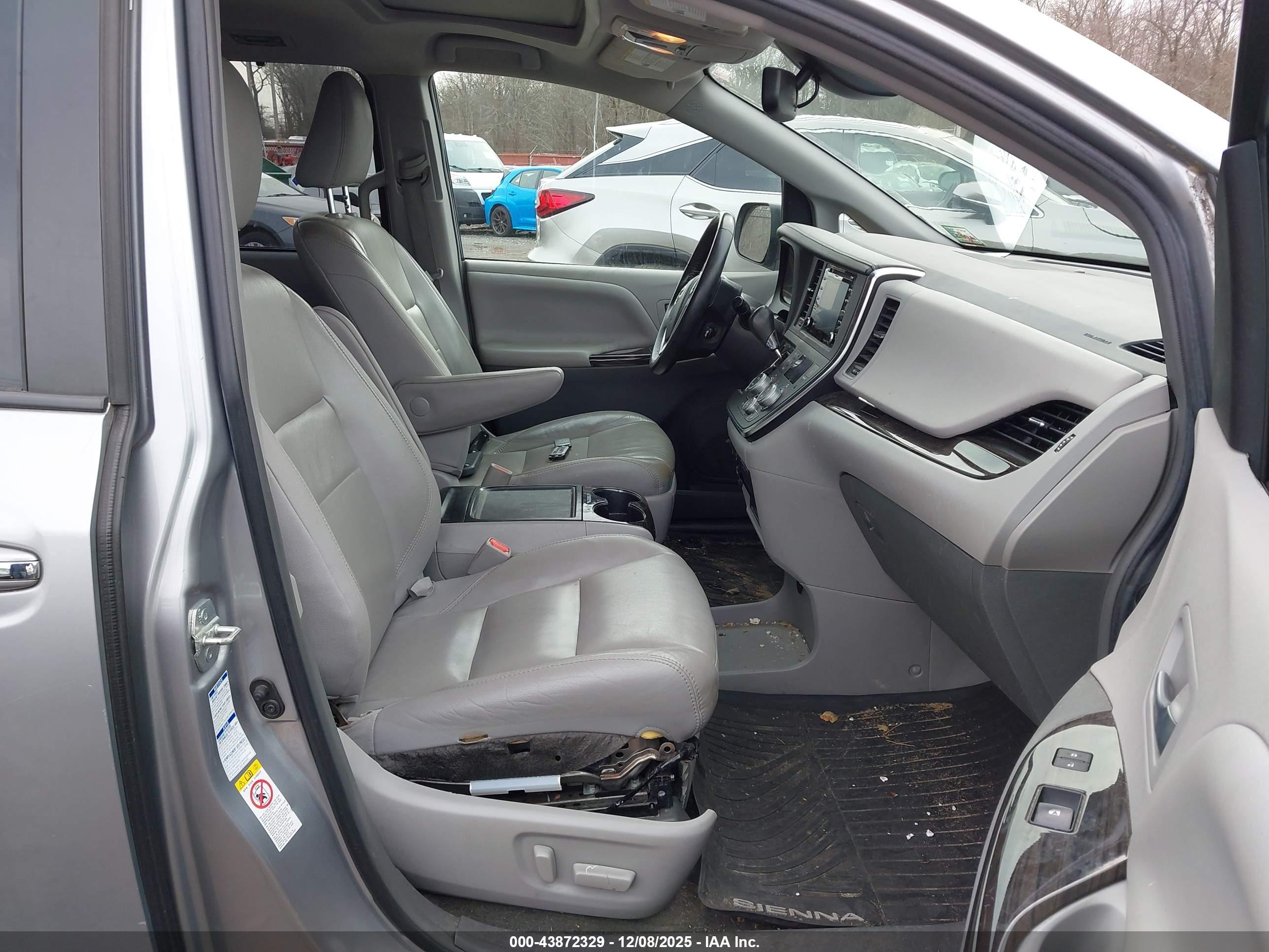 TOYOTA SIENNA image 5