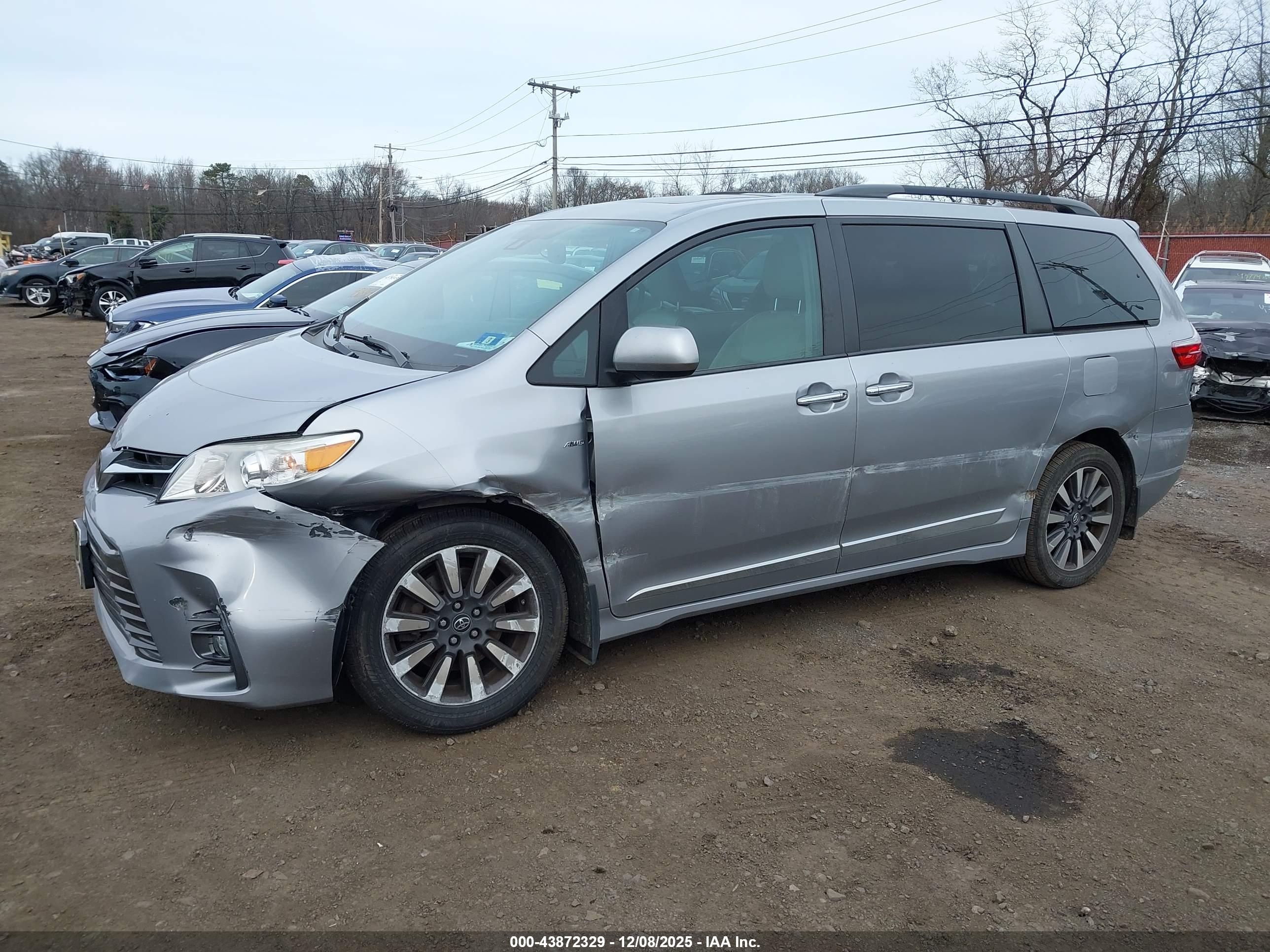 TOYOTA SIENNA image 6