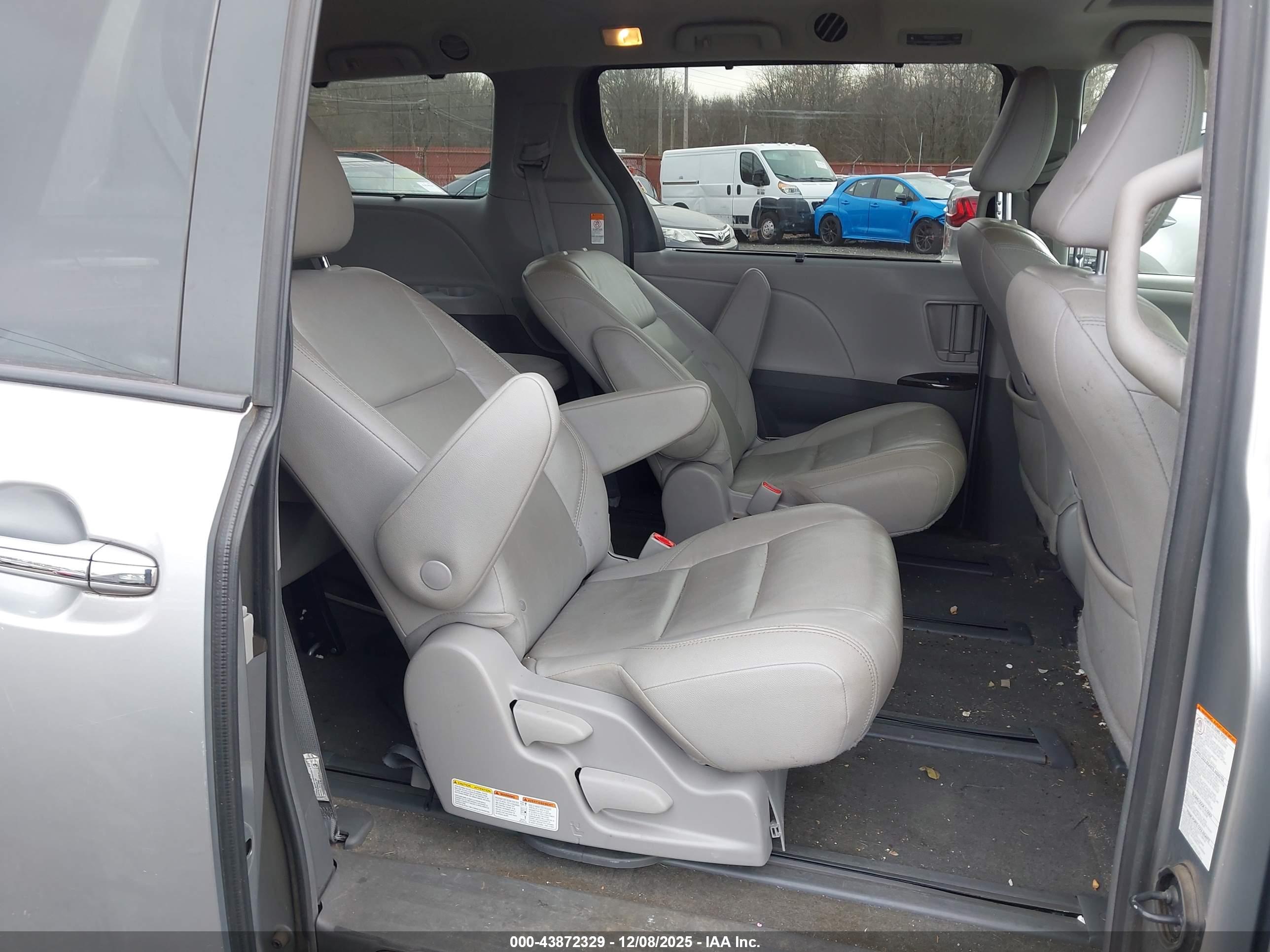 TOYOTA SIENNA image 8