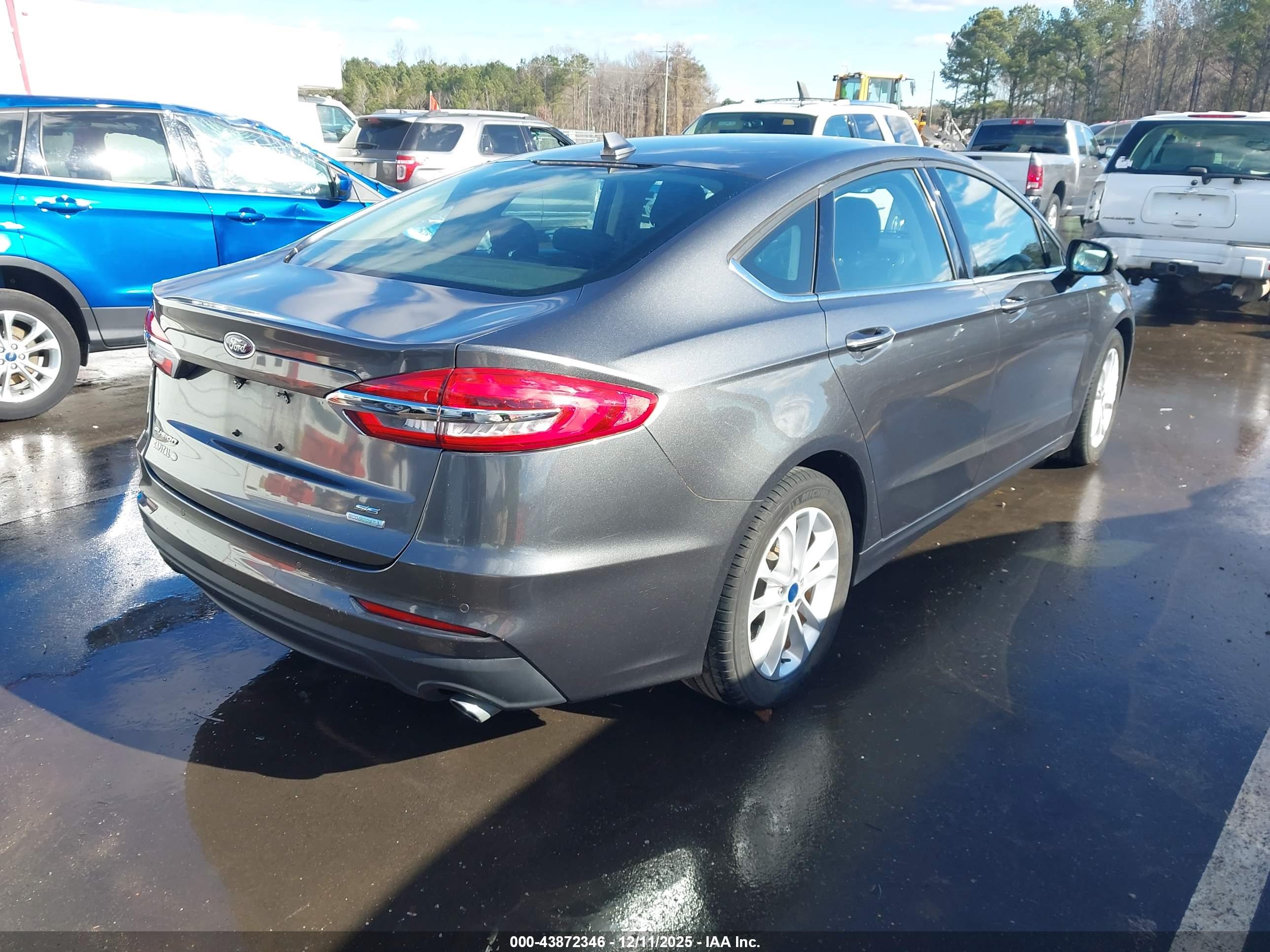 FORD FUSION image 4