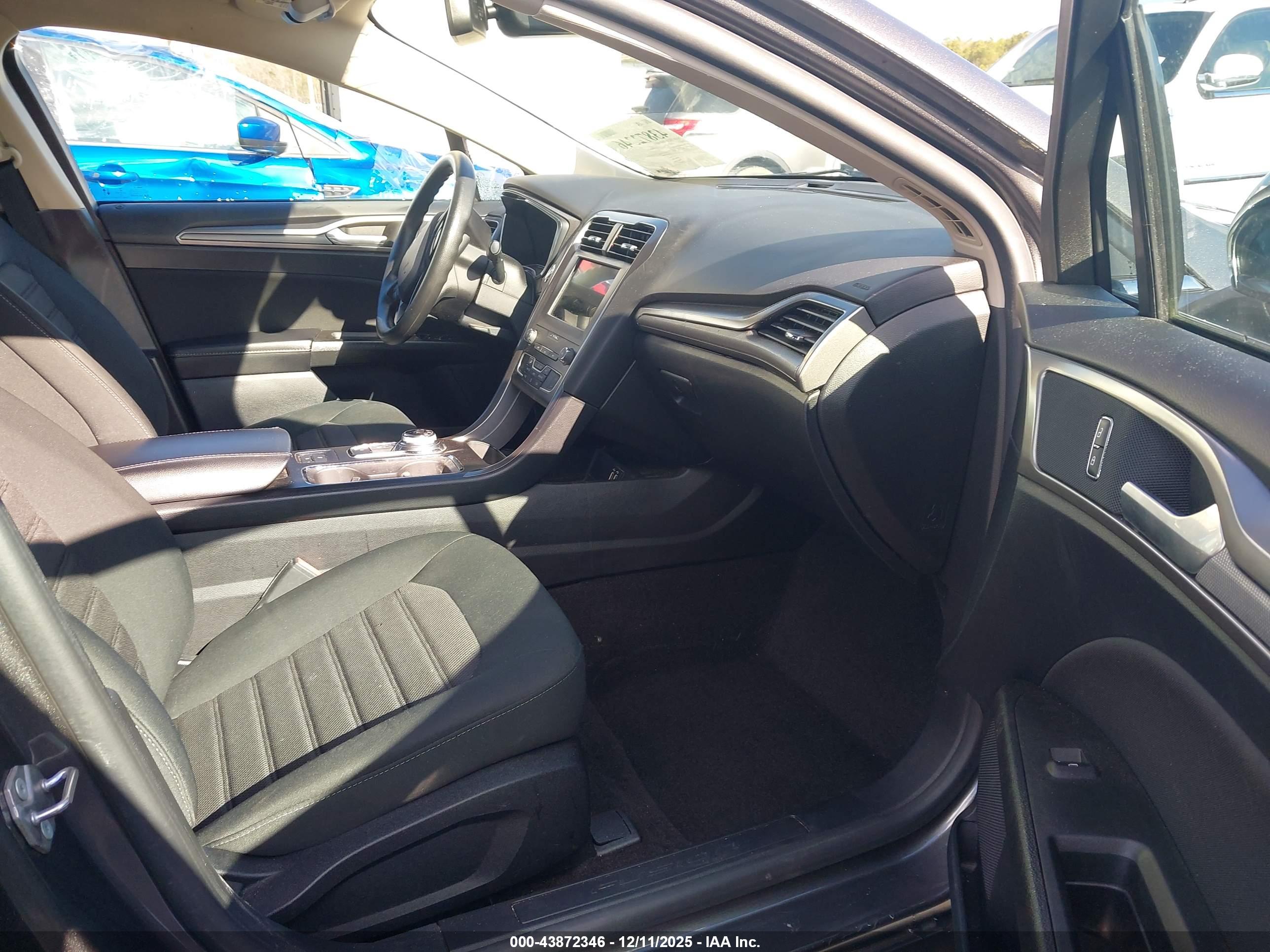 FORD FUSION image 5