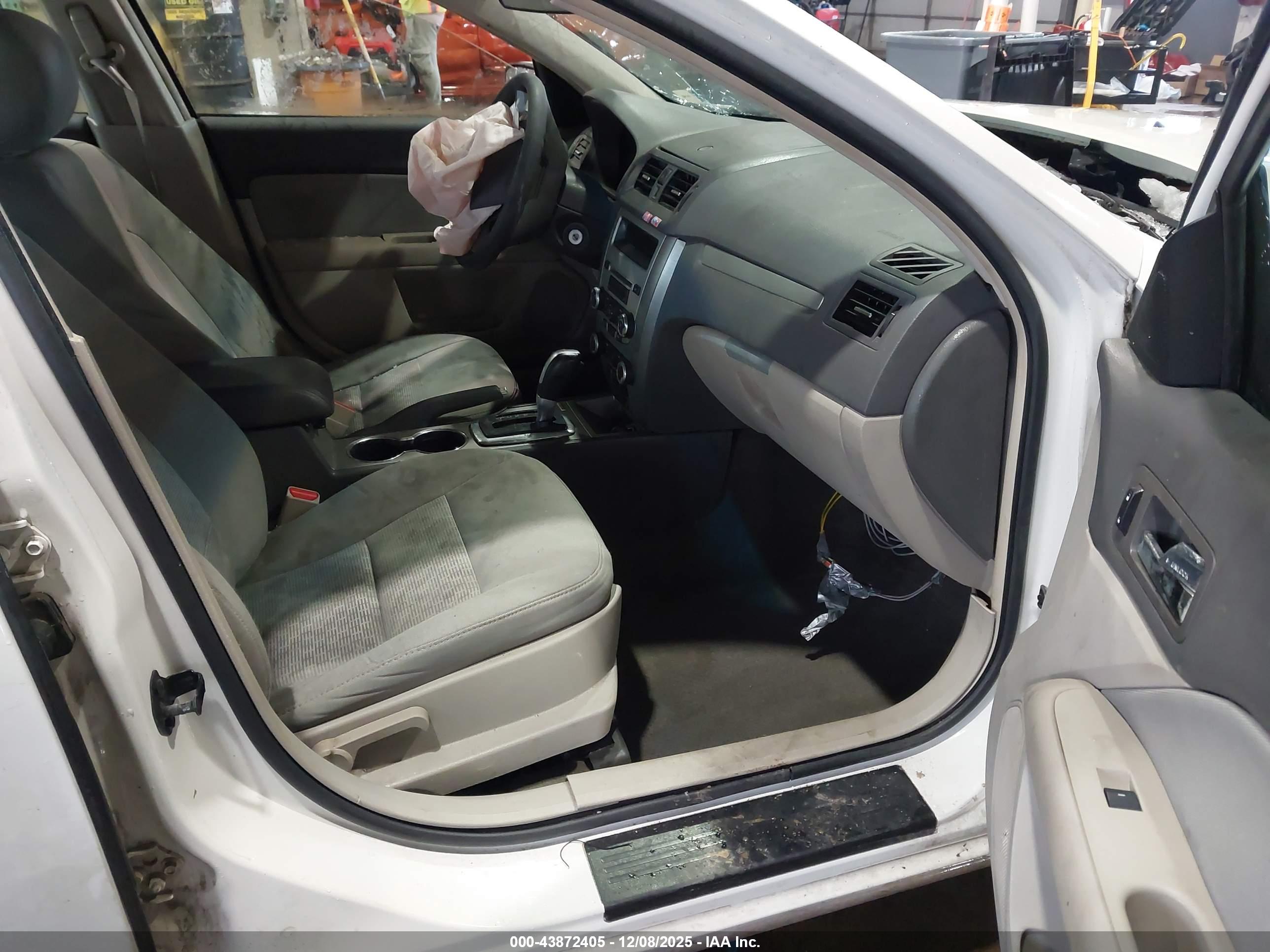 FORD FUSION image 5