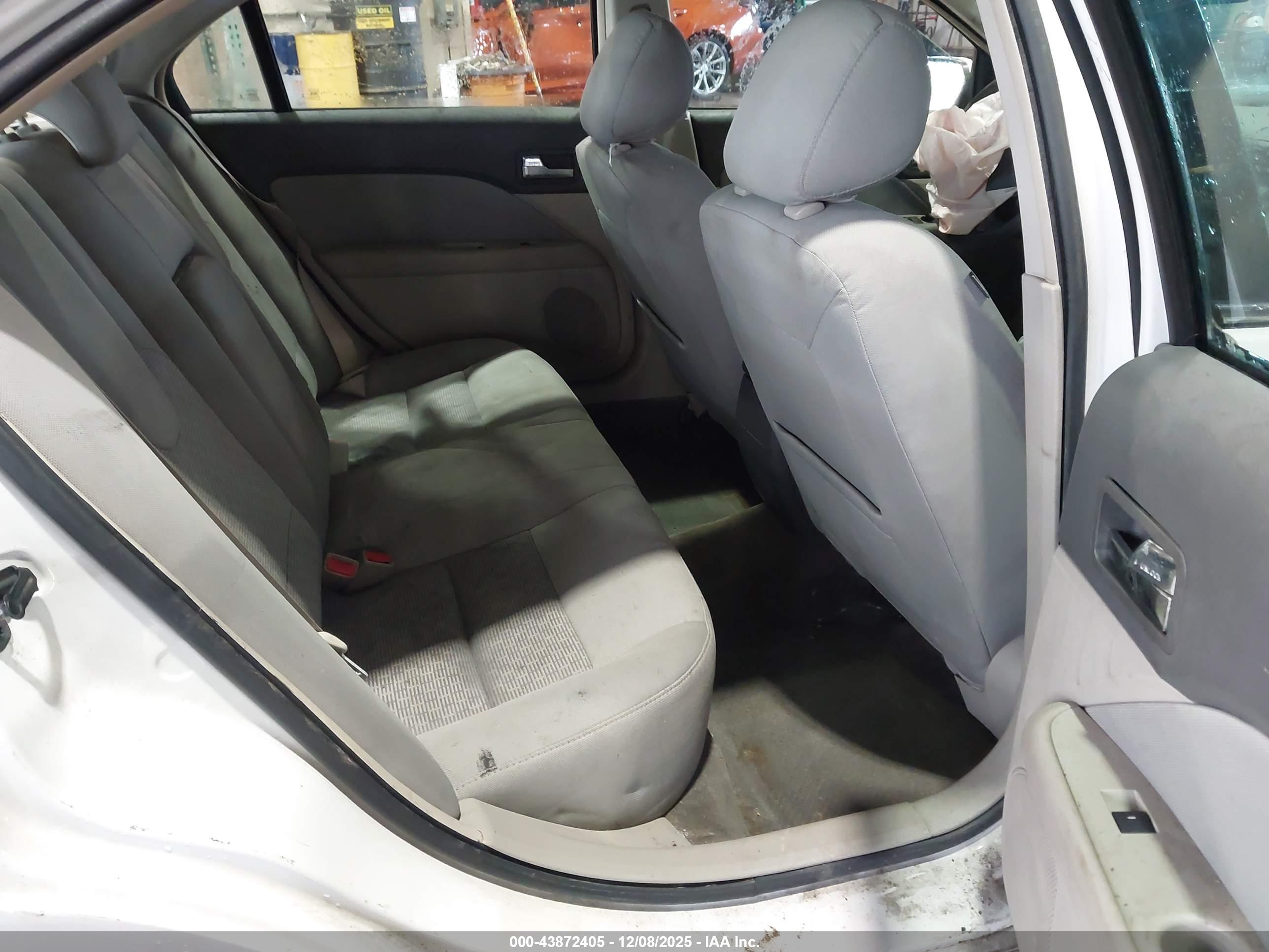 FORD FUSION image 8