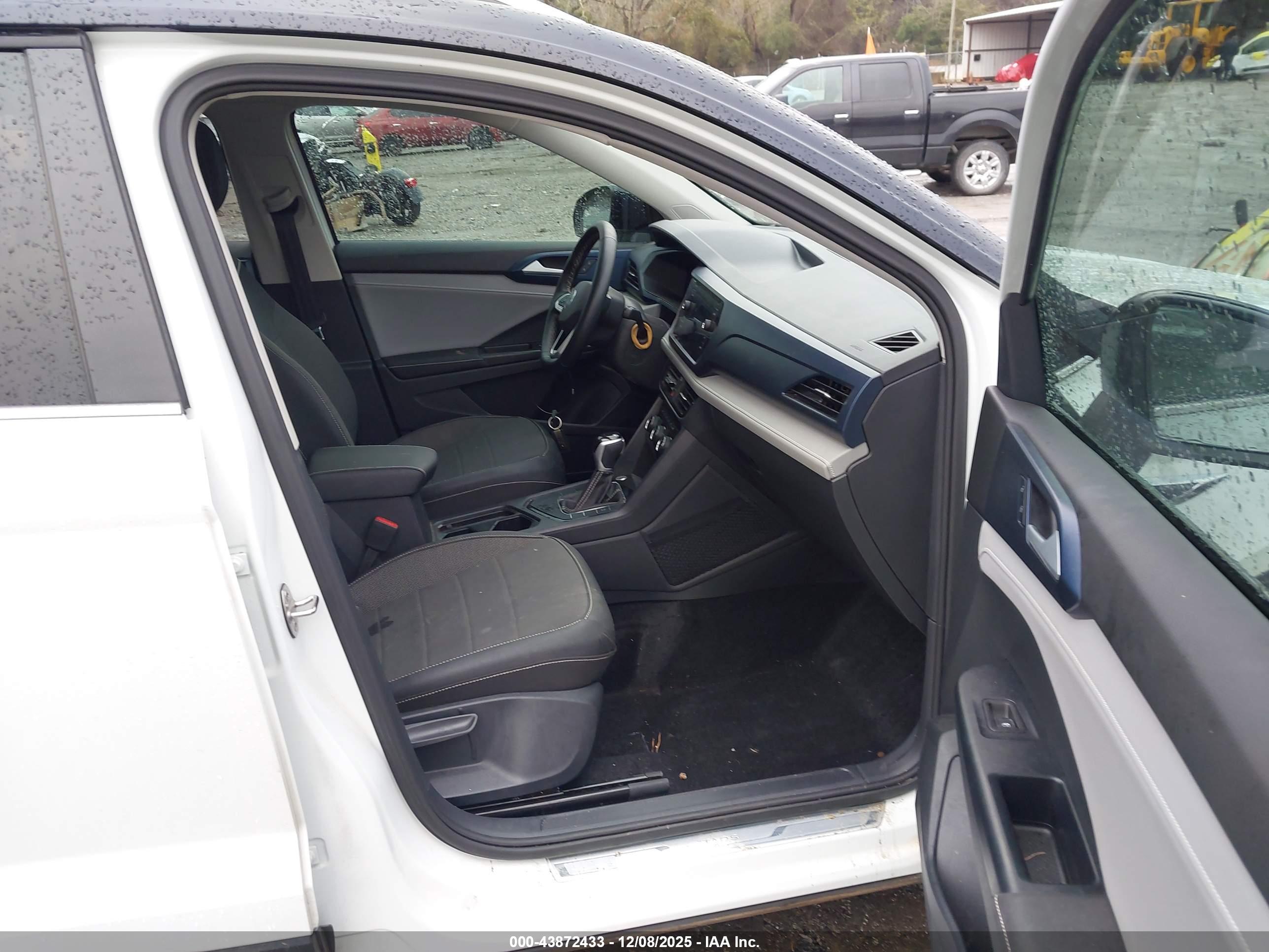 VOLKSWAGEN TAOS image 5