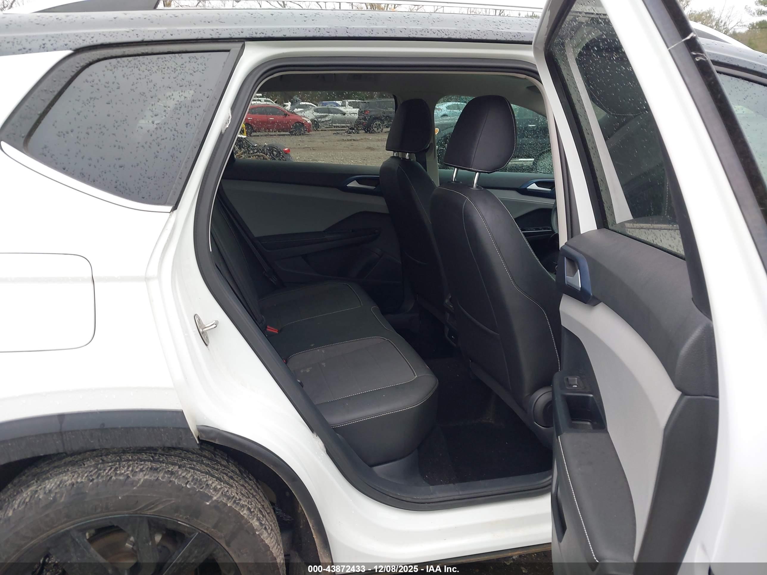 VOLKSWAGEN TAOS image 8