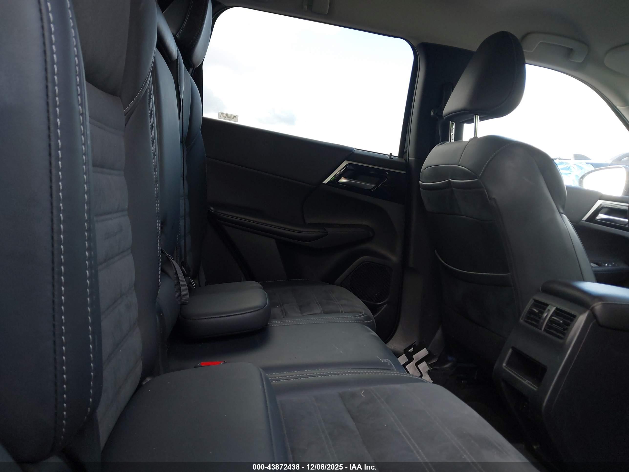 MITSUBISHI OUTLANDER image 8