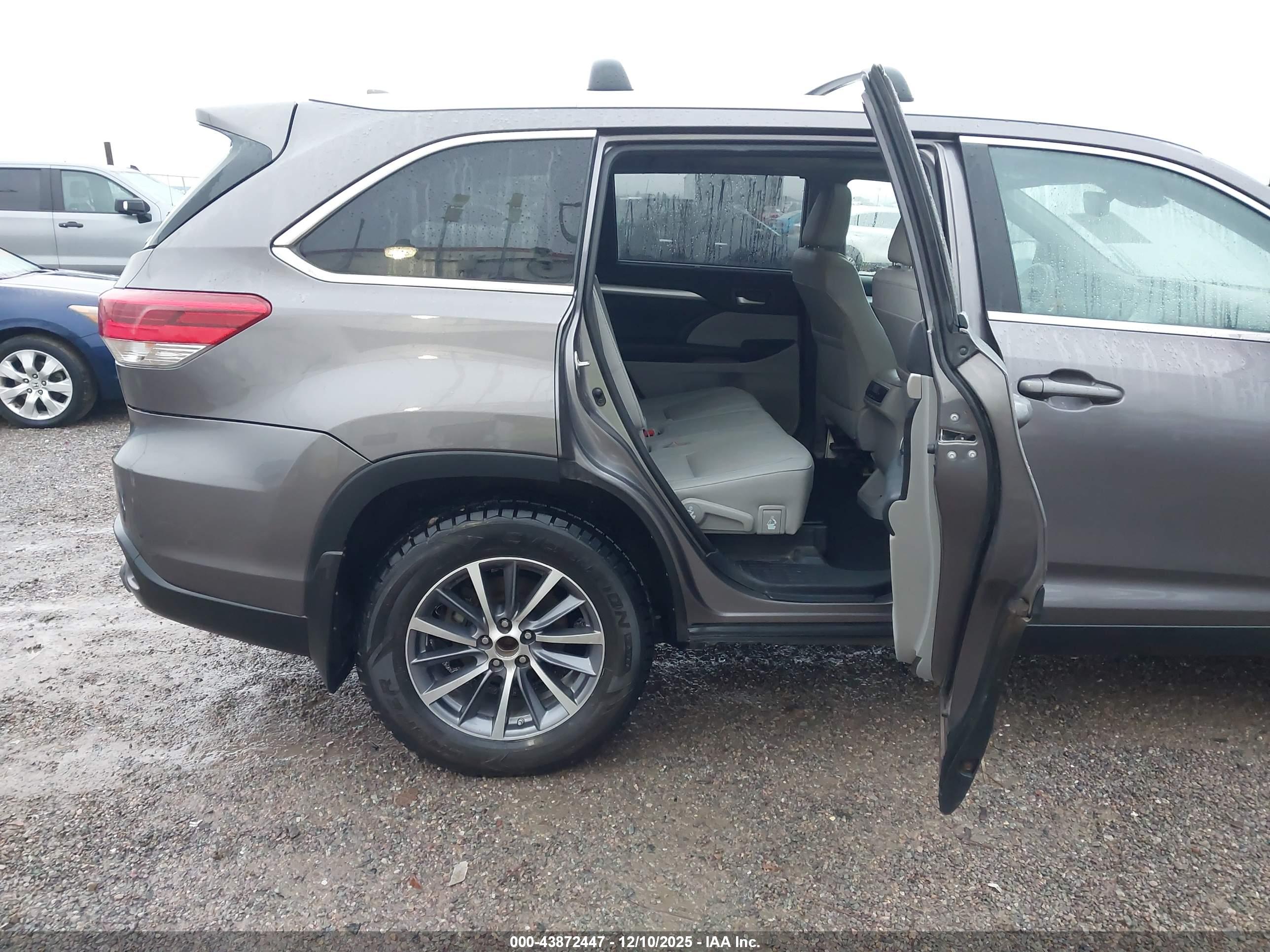 TOYOTA HIGHLANDER image 8