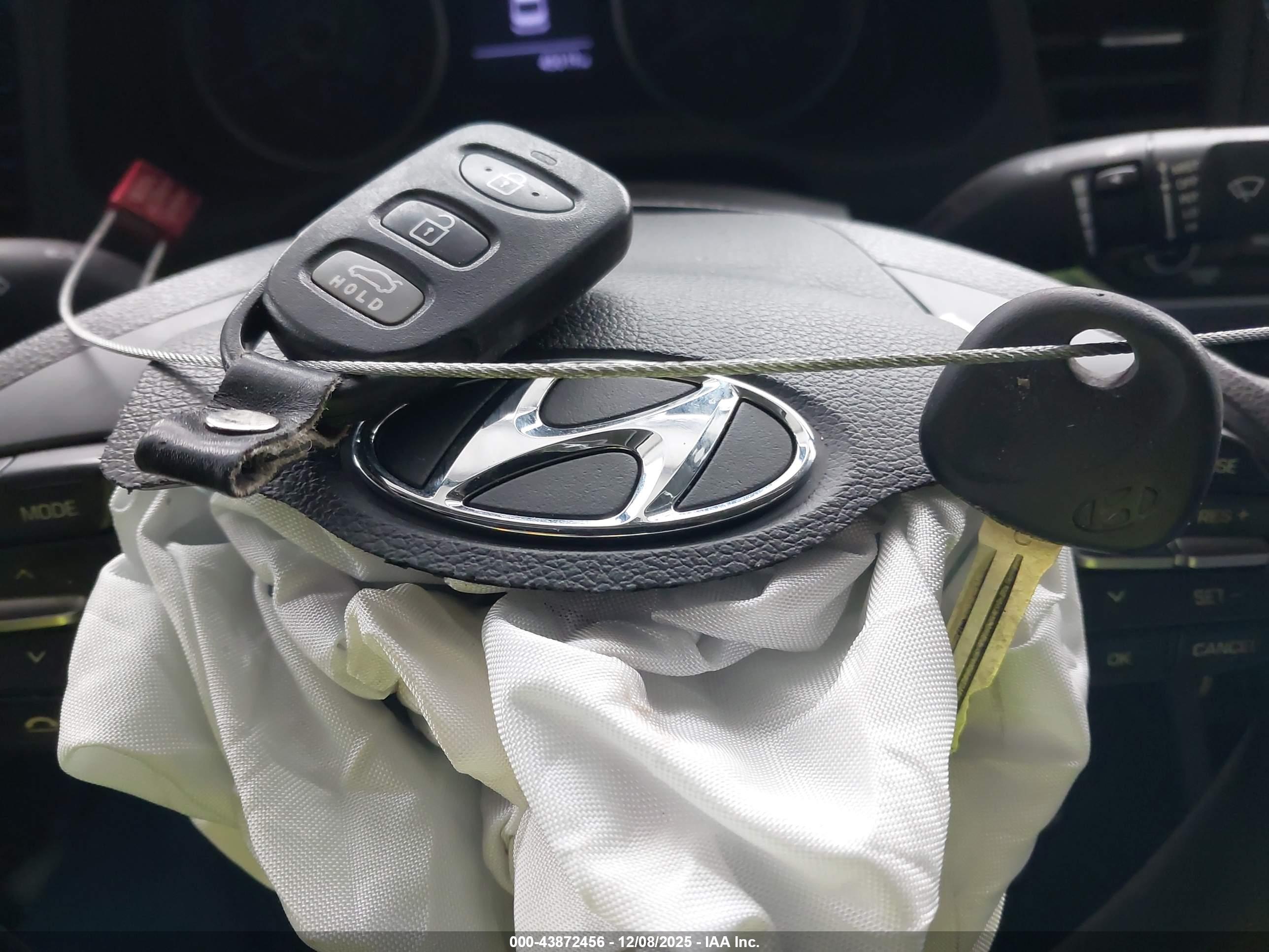 HYUNDAI ELANTRA image 11