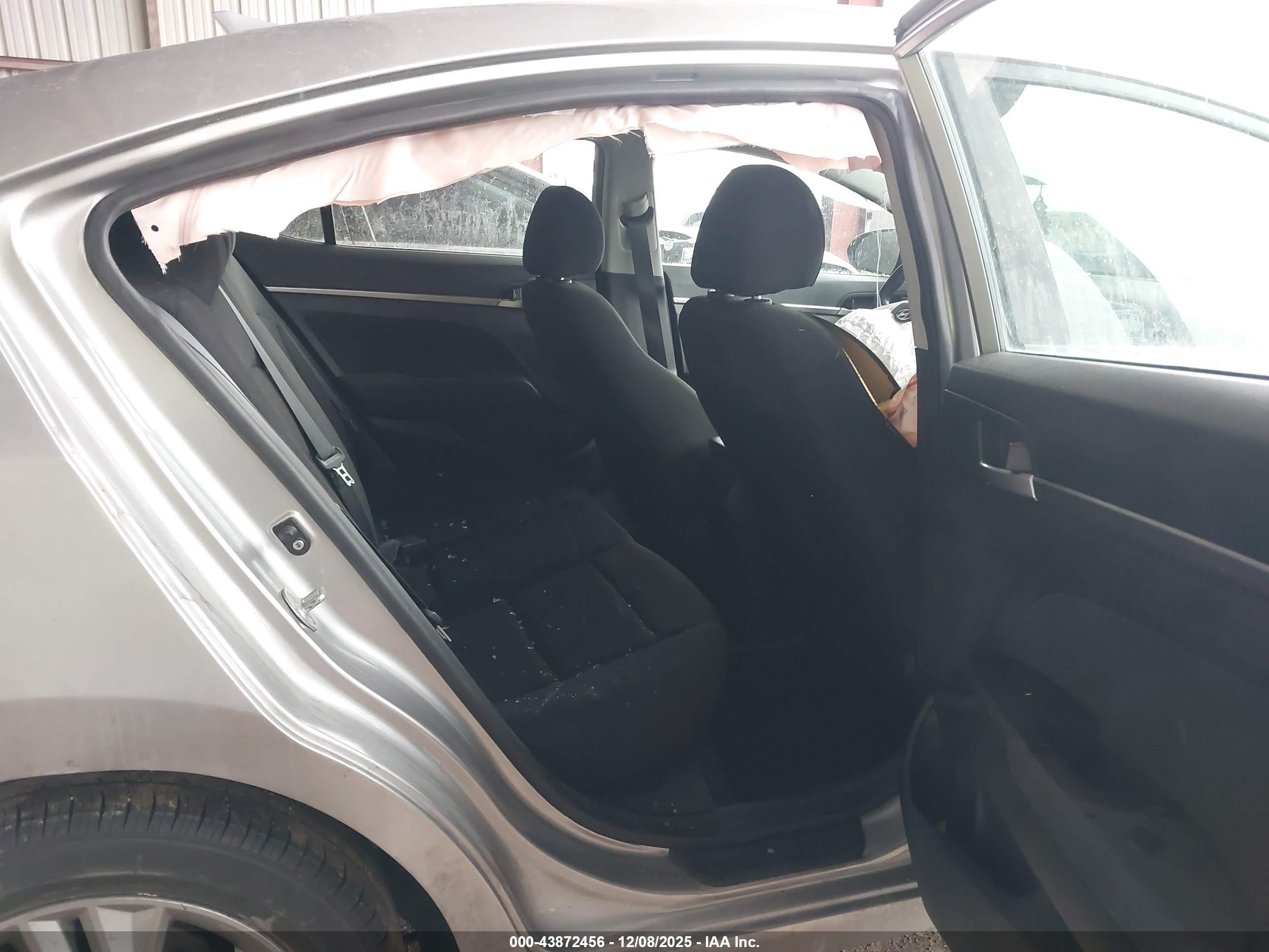 HYUNDAI ELANTRA image 8