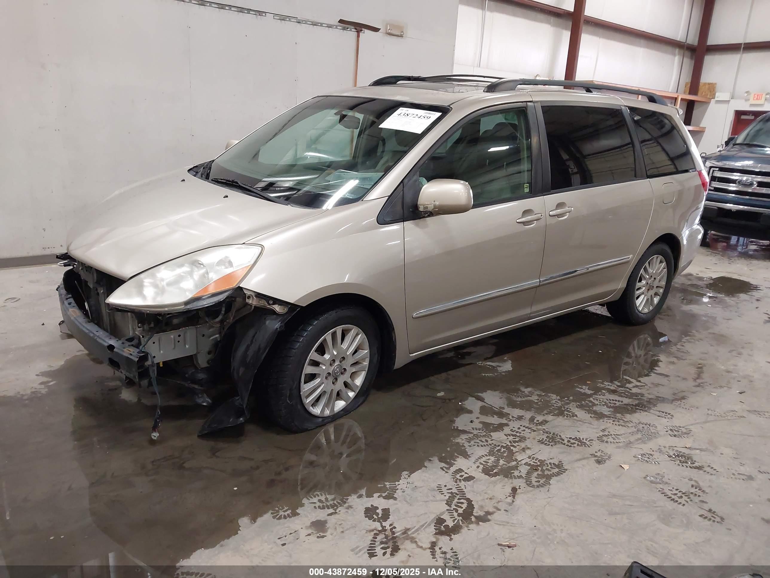 TOYOTA SIENNA image 2