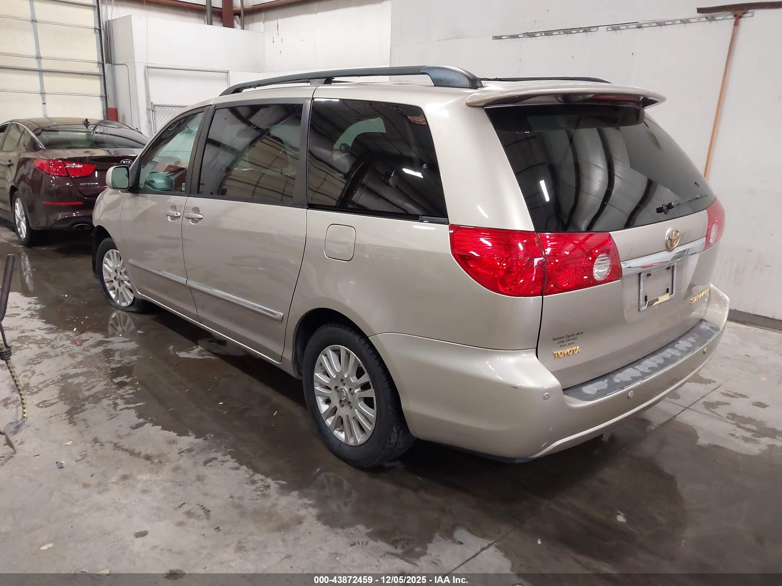 TOYOTA SIENNA image 3