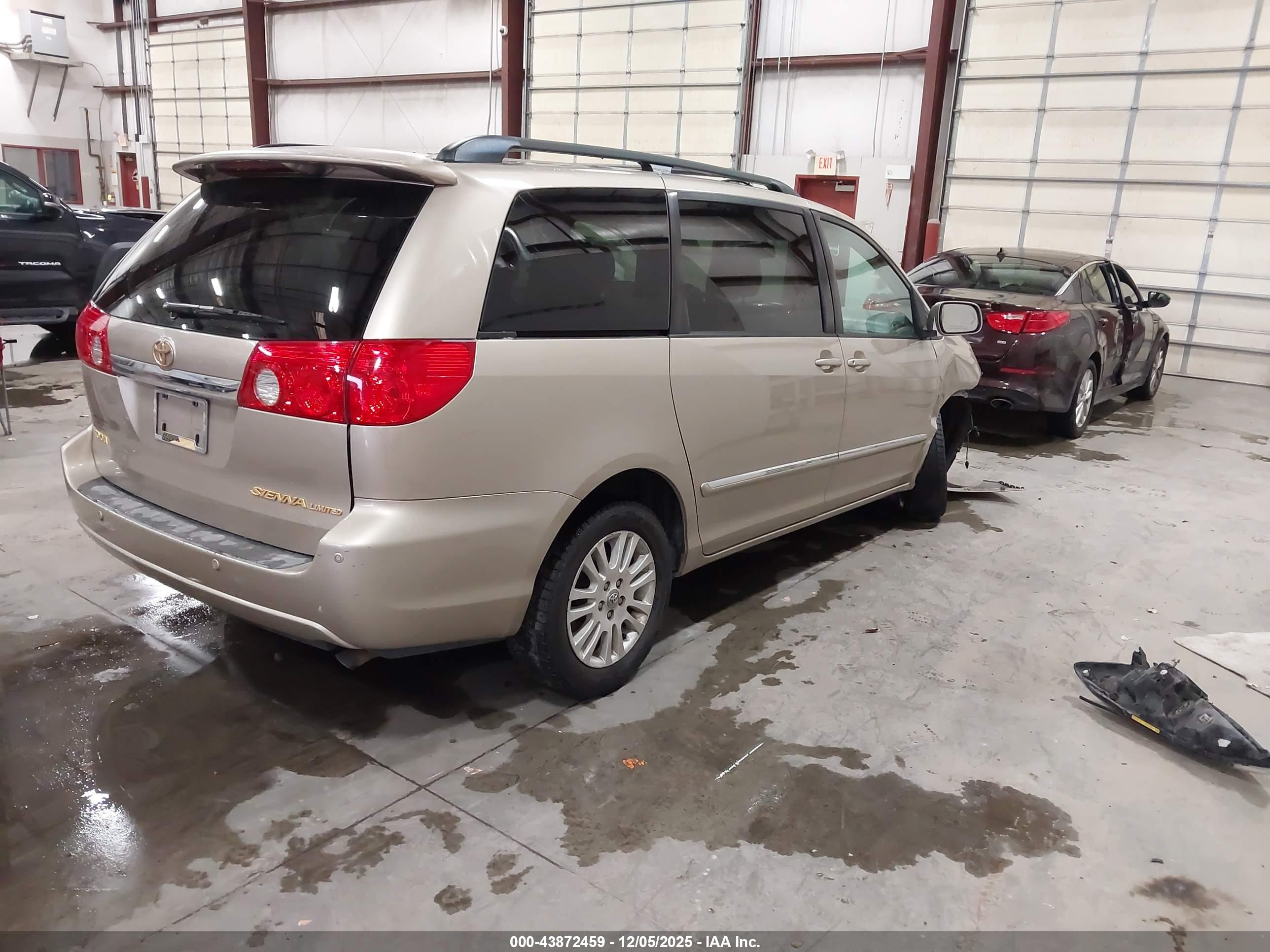 TOYOTA SIENNA image 4