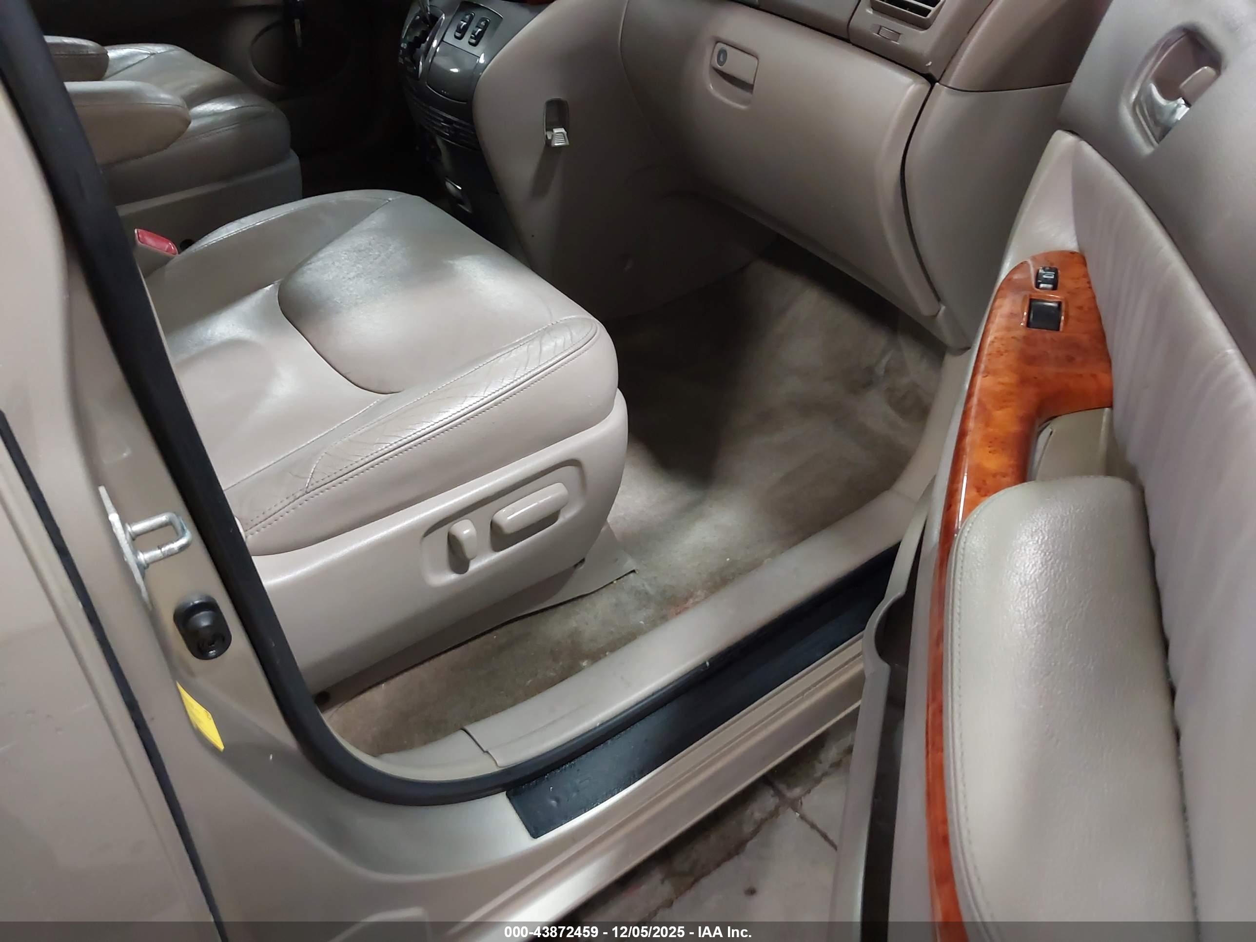 TOYOTA SIENNA image 5