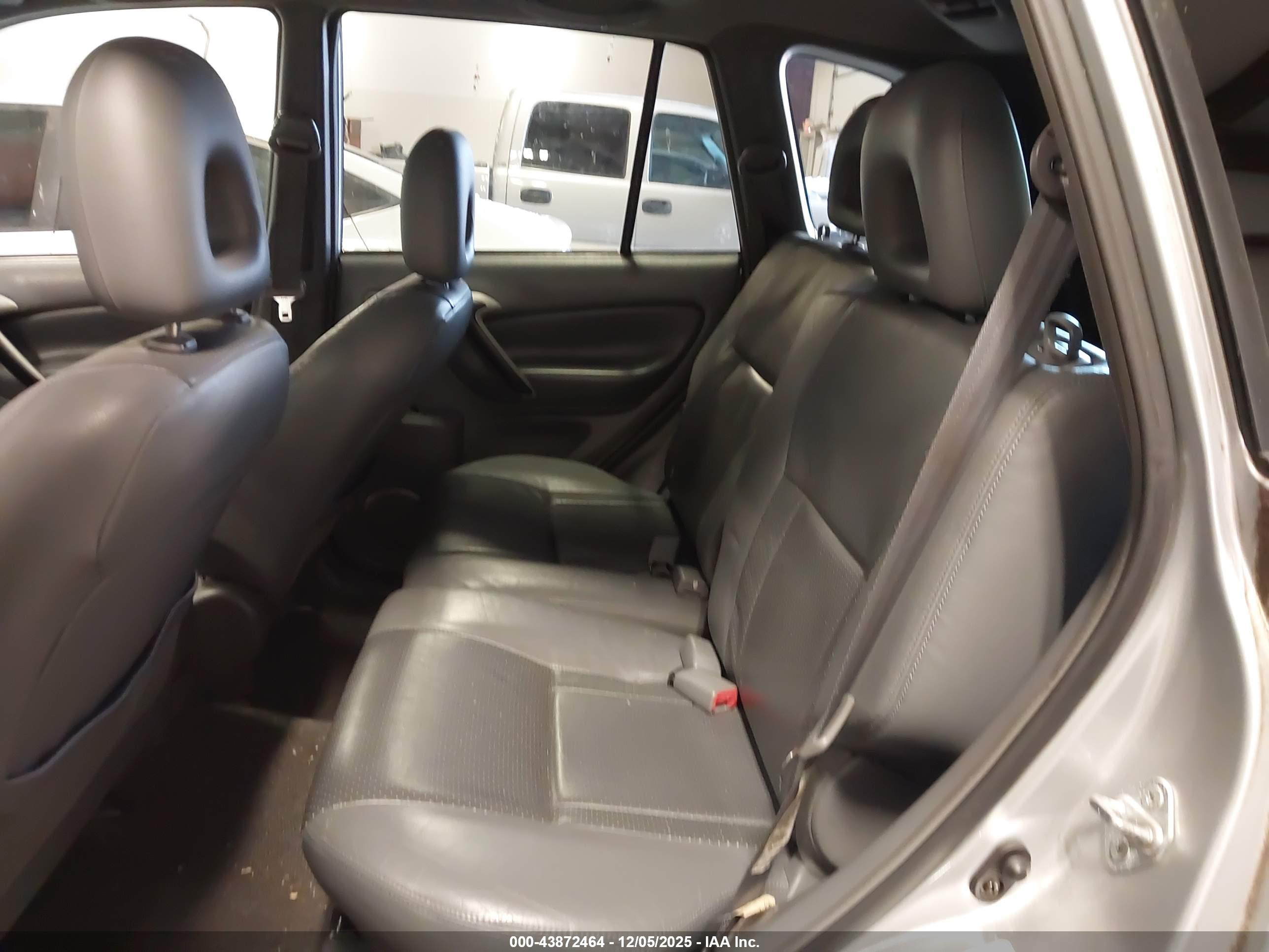 TOYOTA RAV4 image 8