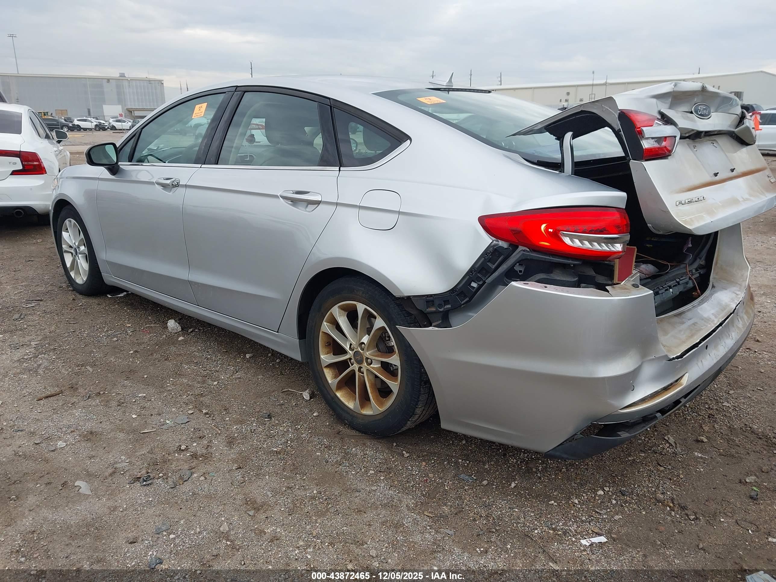FORD FUSION image 3