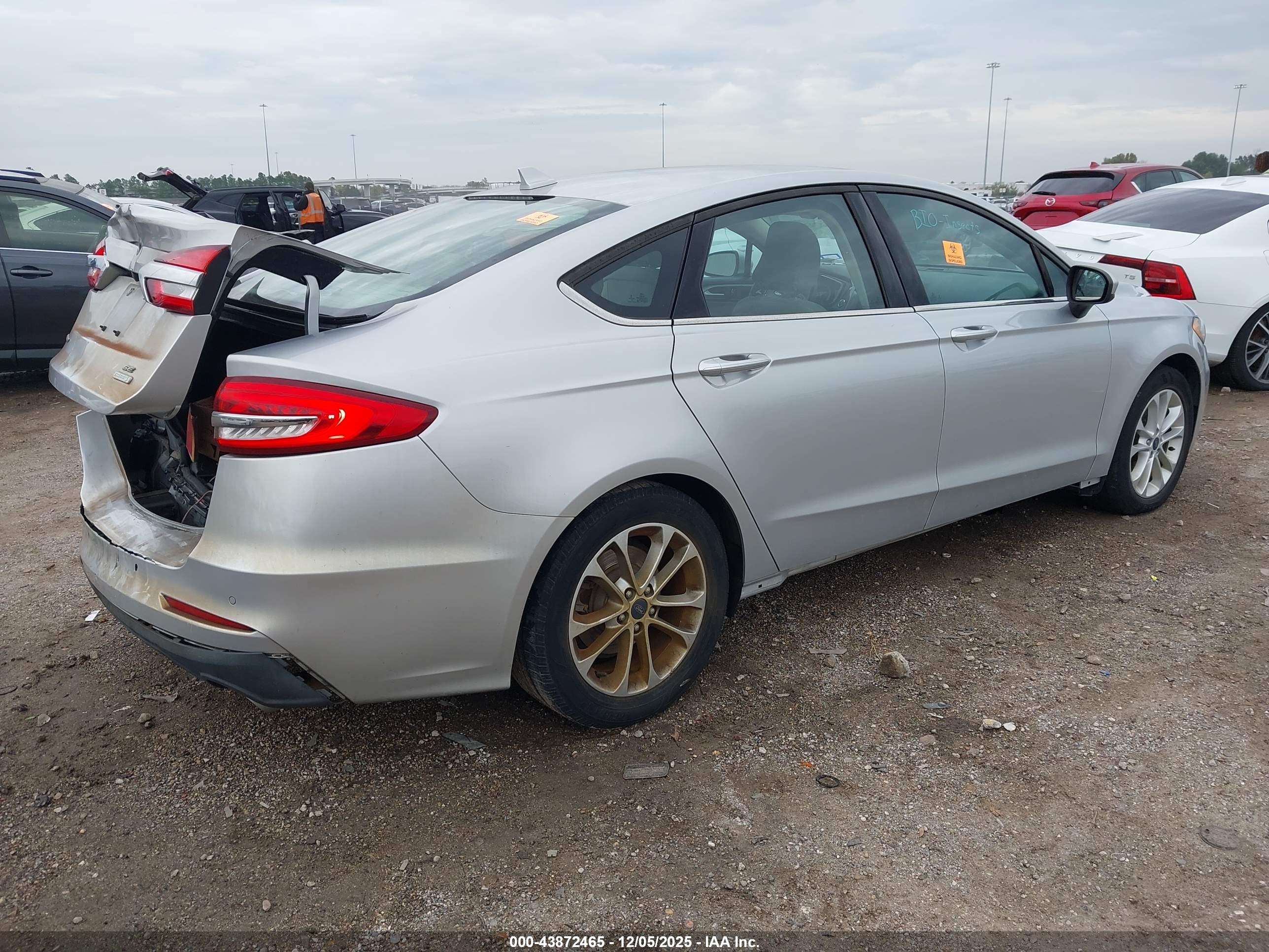 FORD FUSION image 4