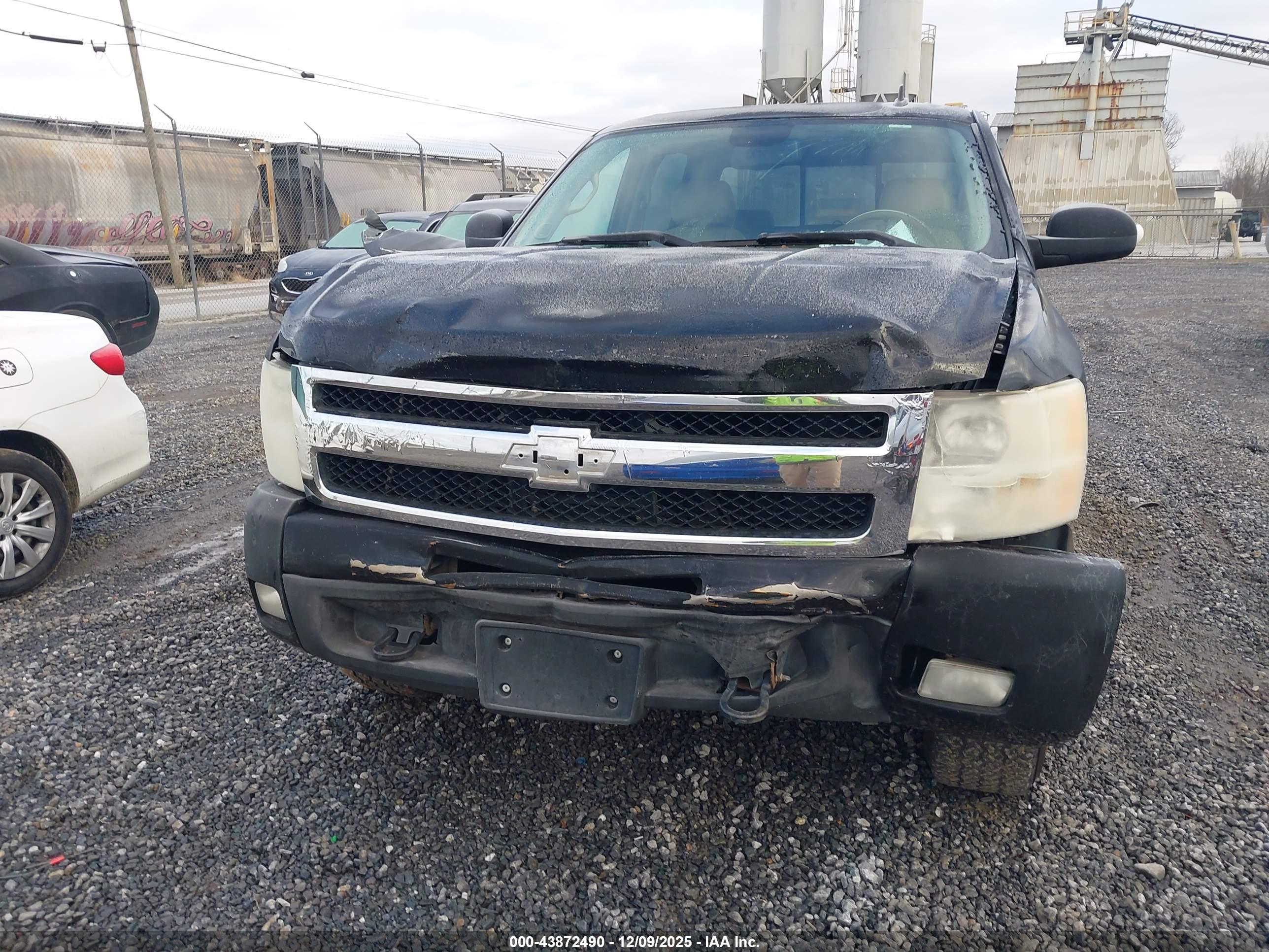 CHEVROLET SILVERADO image 6