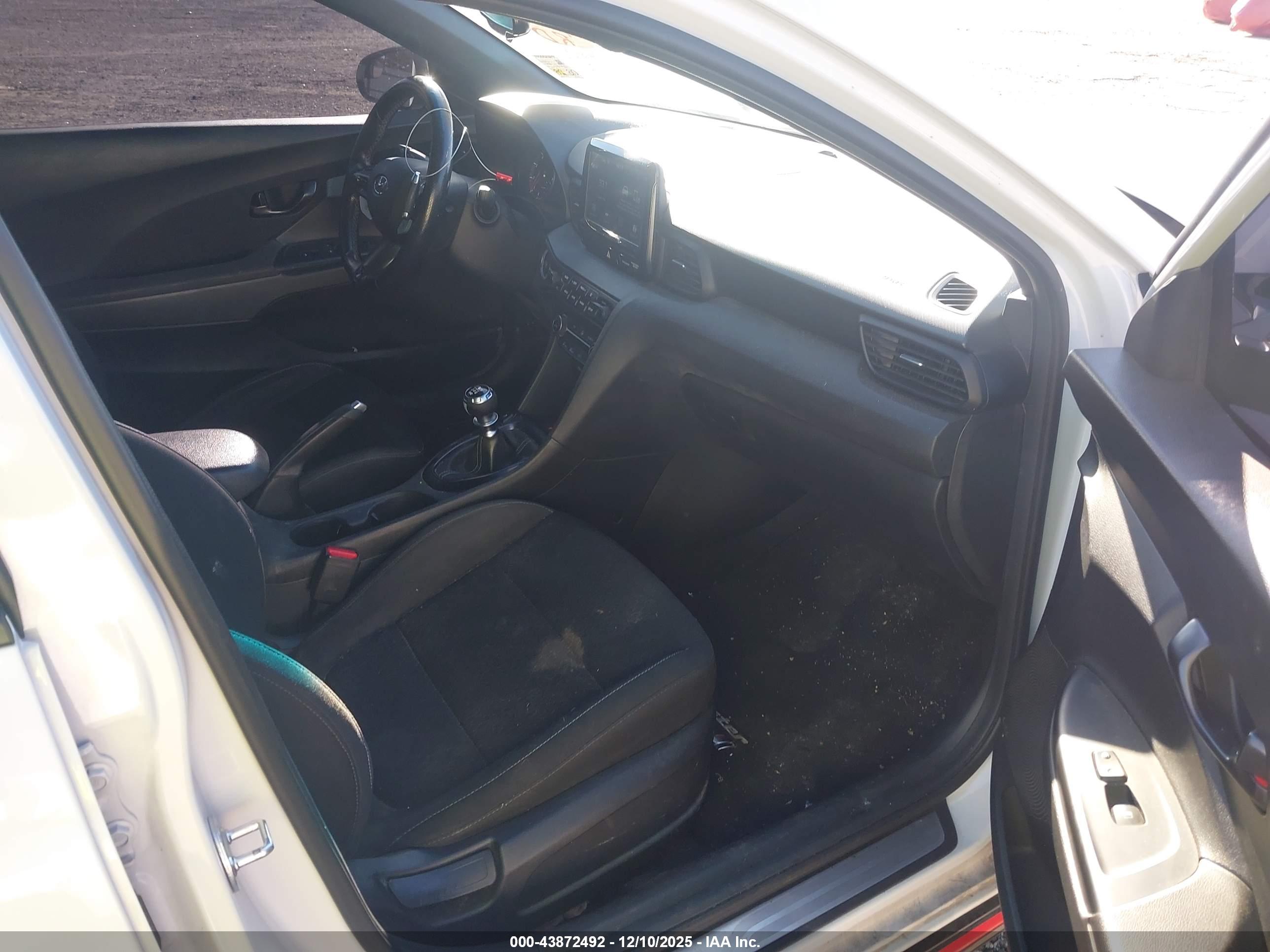 HYUNDAI VELOSTER image 5