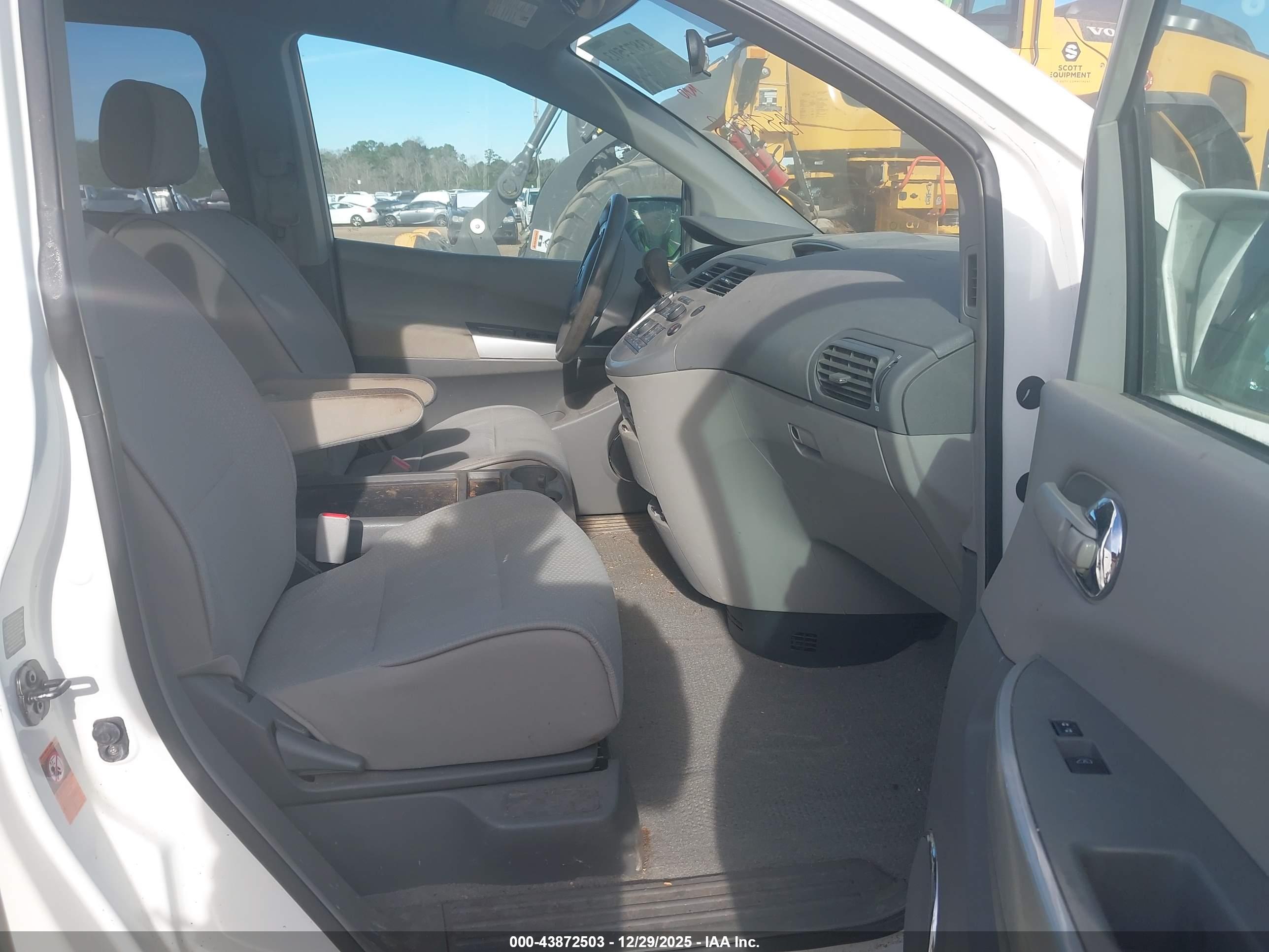 NISSAN QUEST image 5