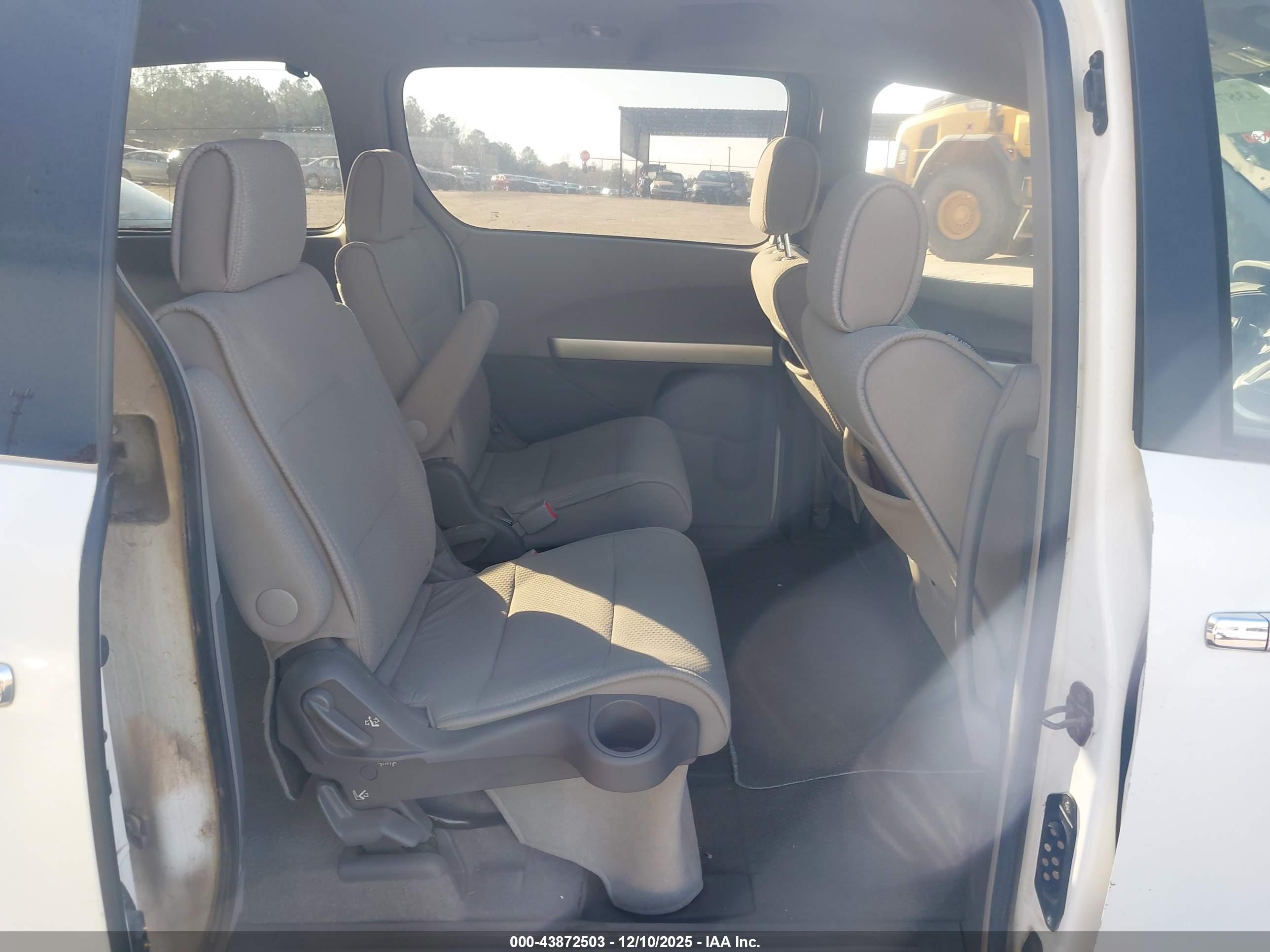 NISSAN QUEST image 8