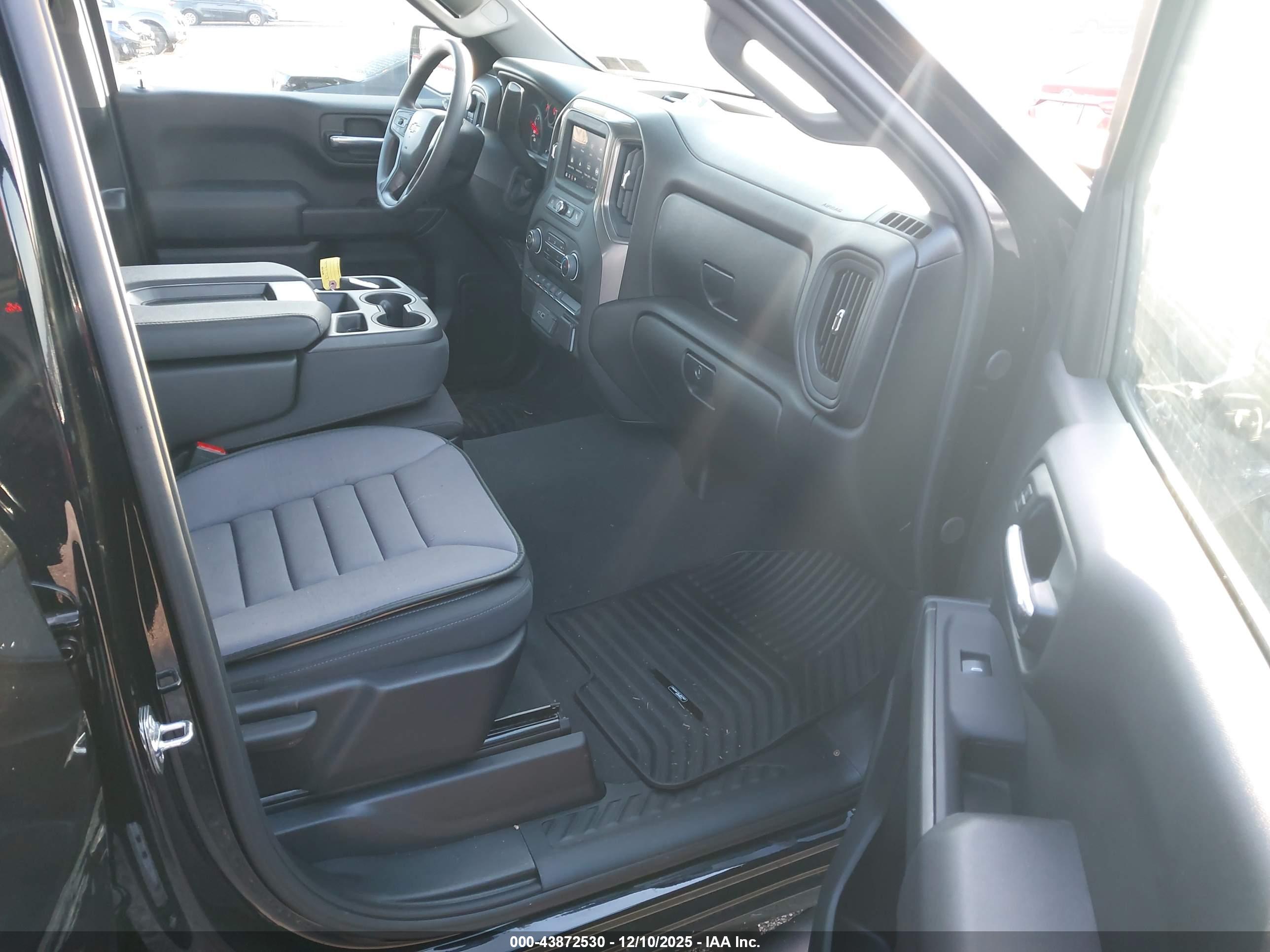 CHEVROLET SILVERADO image 5