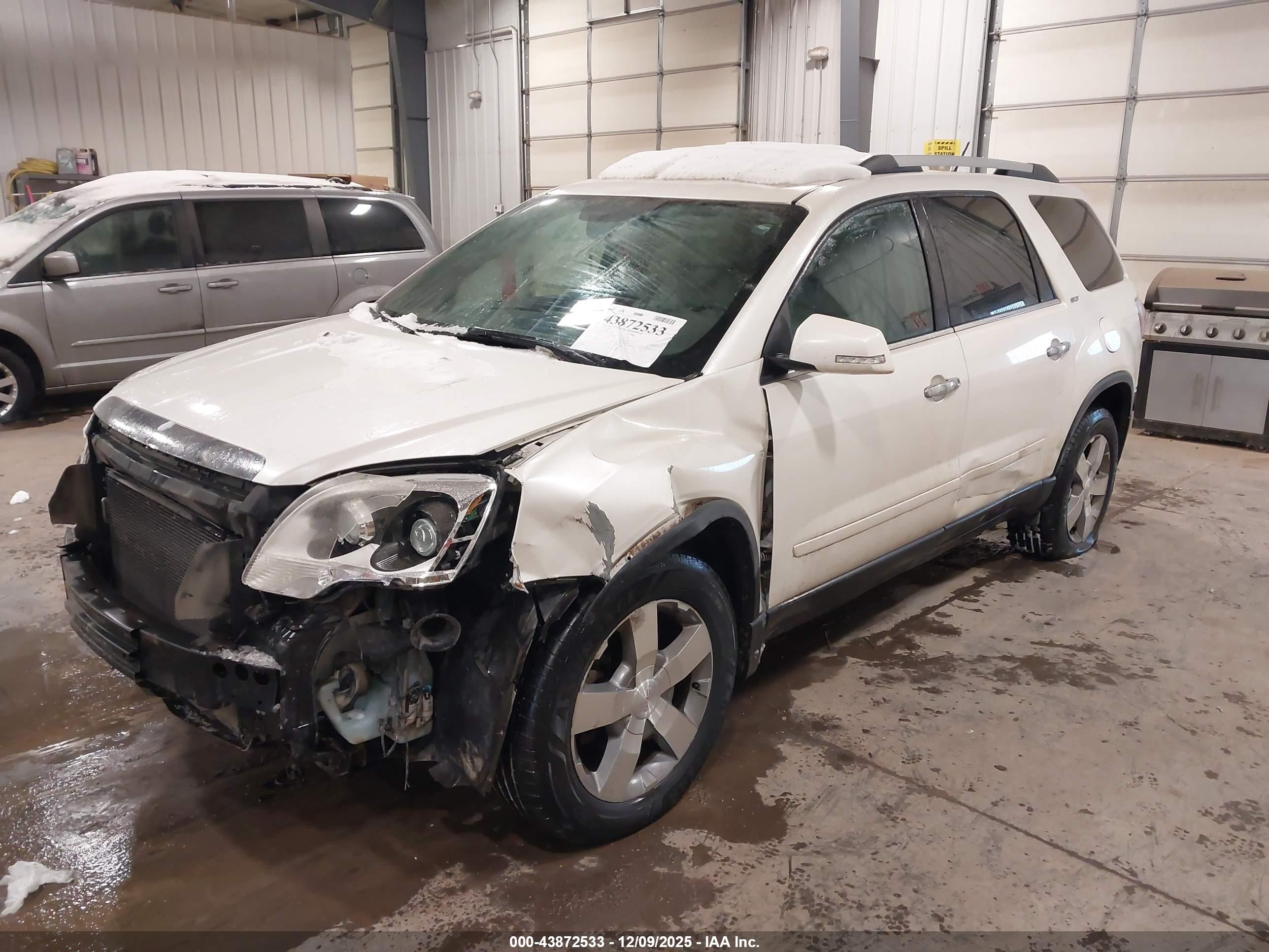 GMC ACADIA image 2