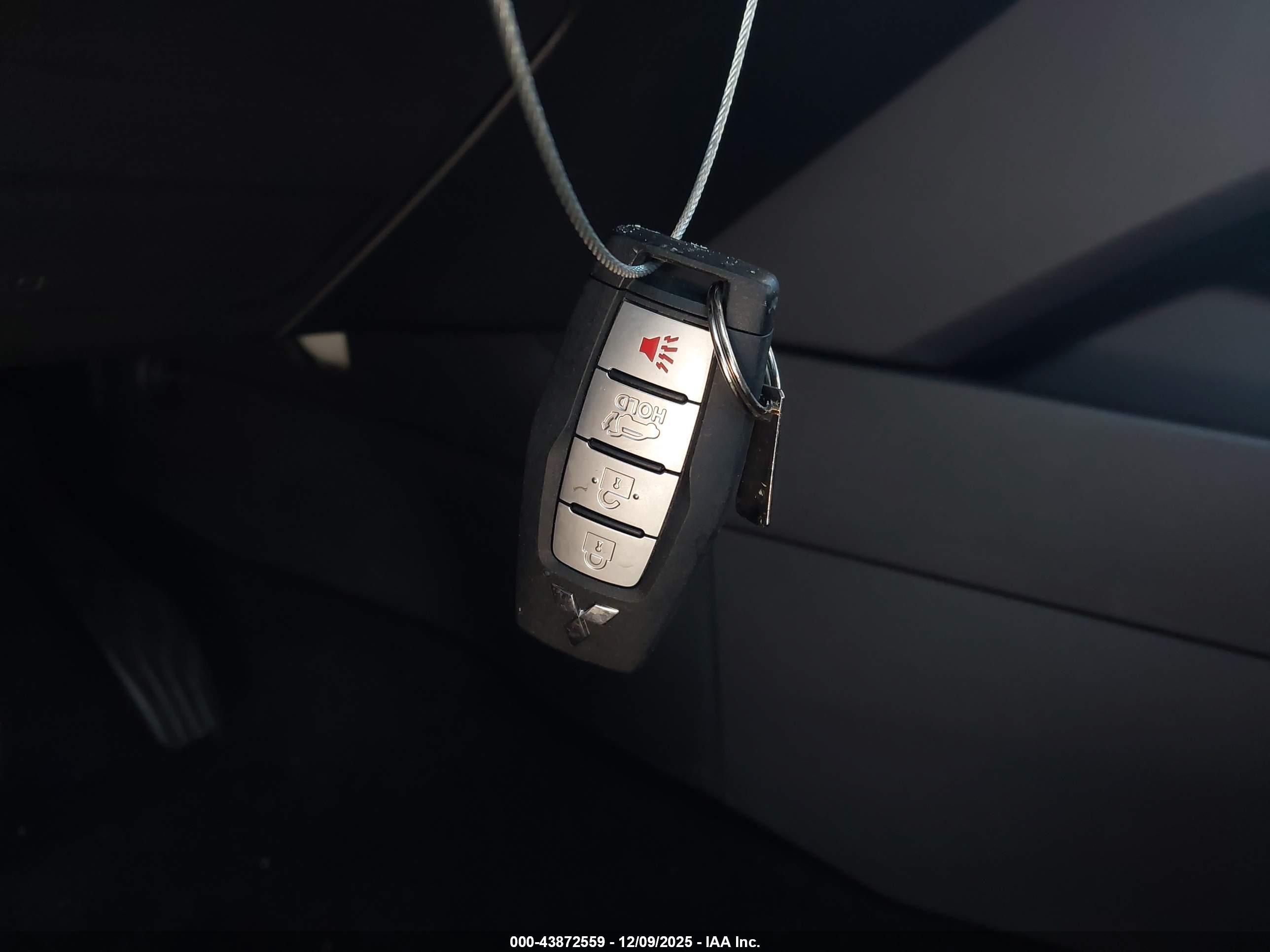 MITSUBISHI OUTLANDER image 11