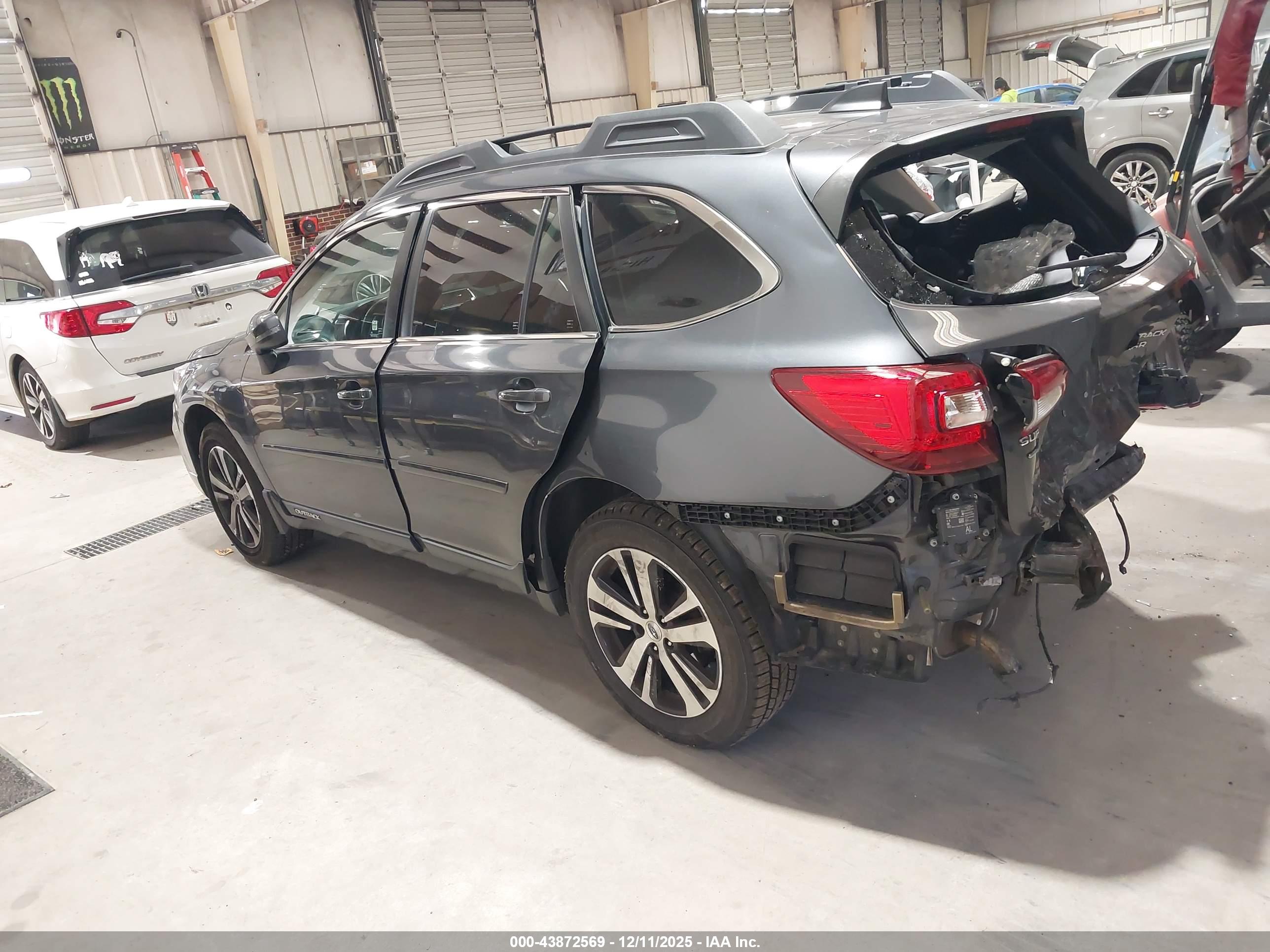 SUBARU OUTBACK image 3