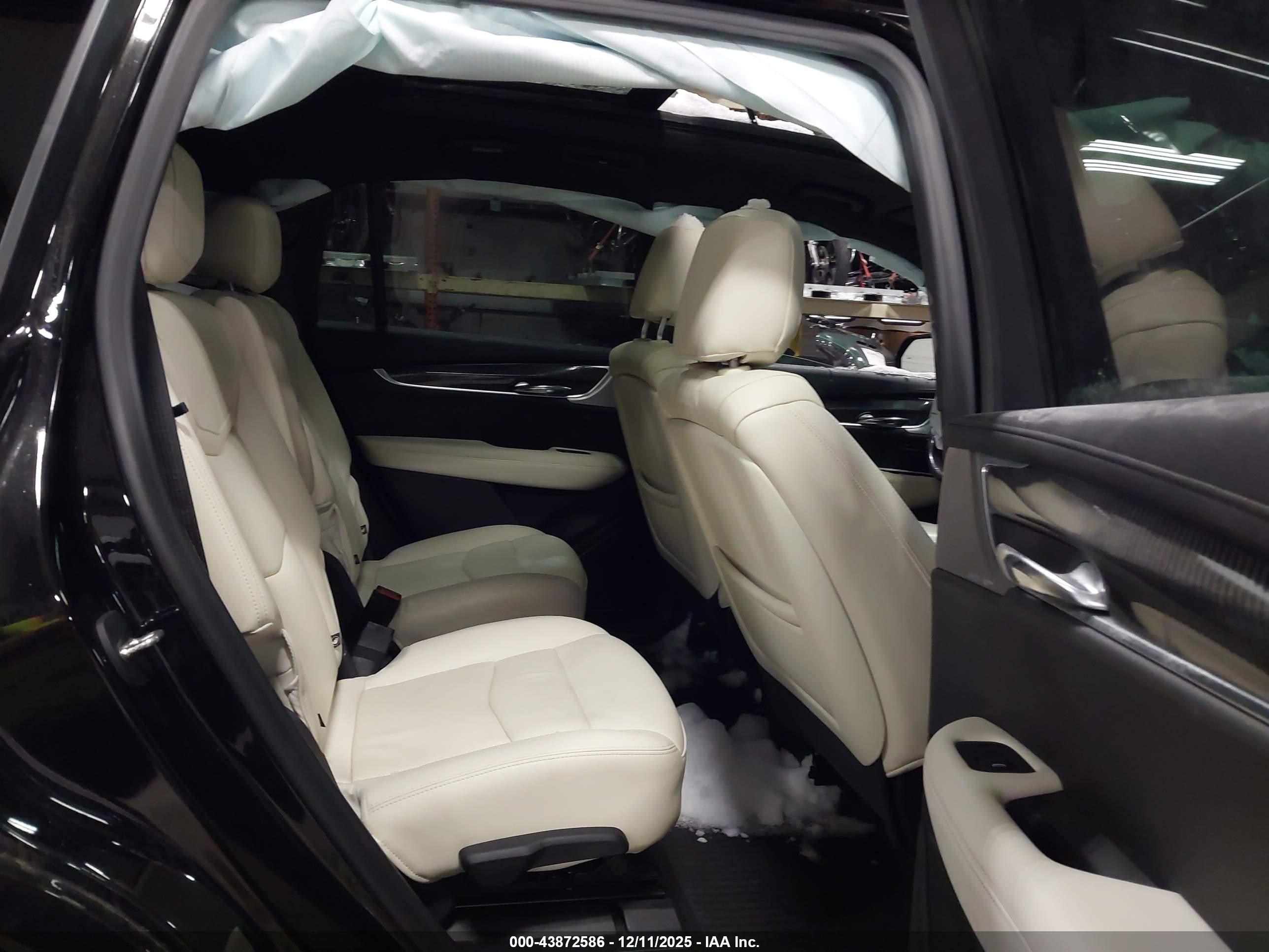 CADILLAC XT6 image 8