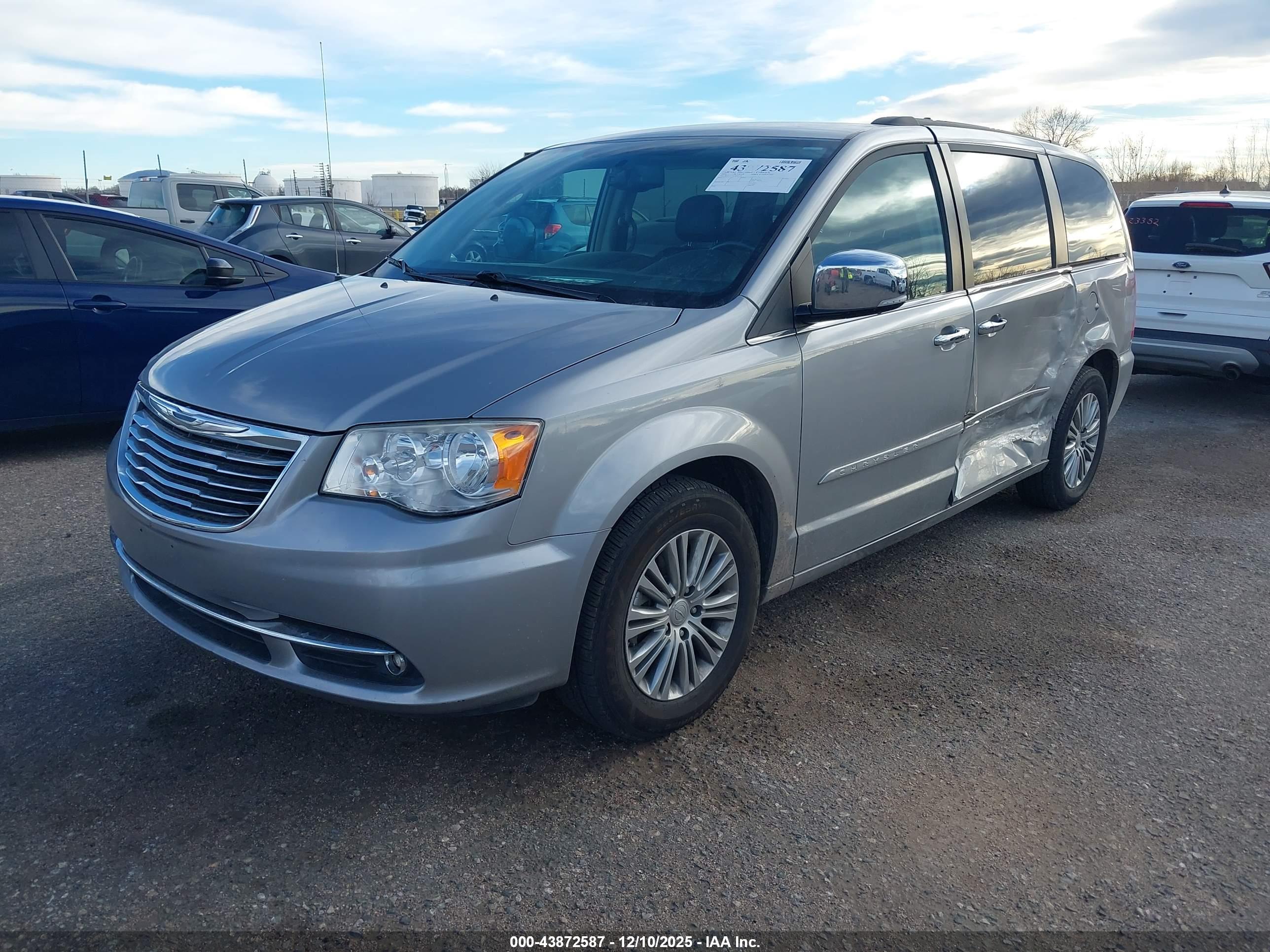 CHRYSLER TOWN image 2