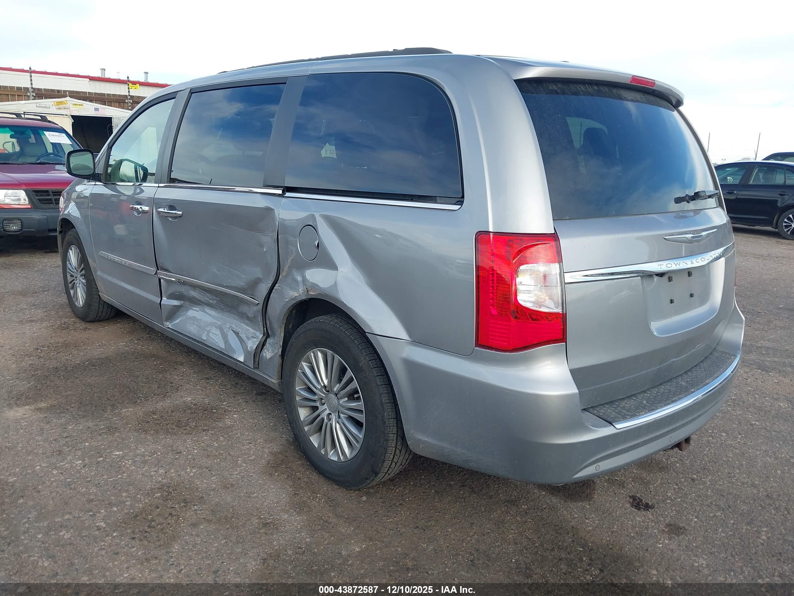 CHRYSLER TOWN image 3