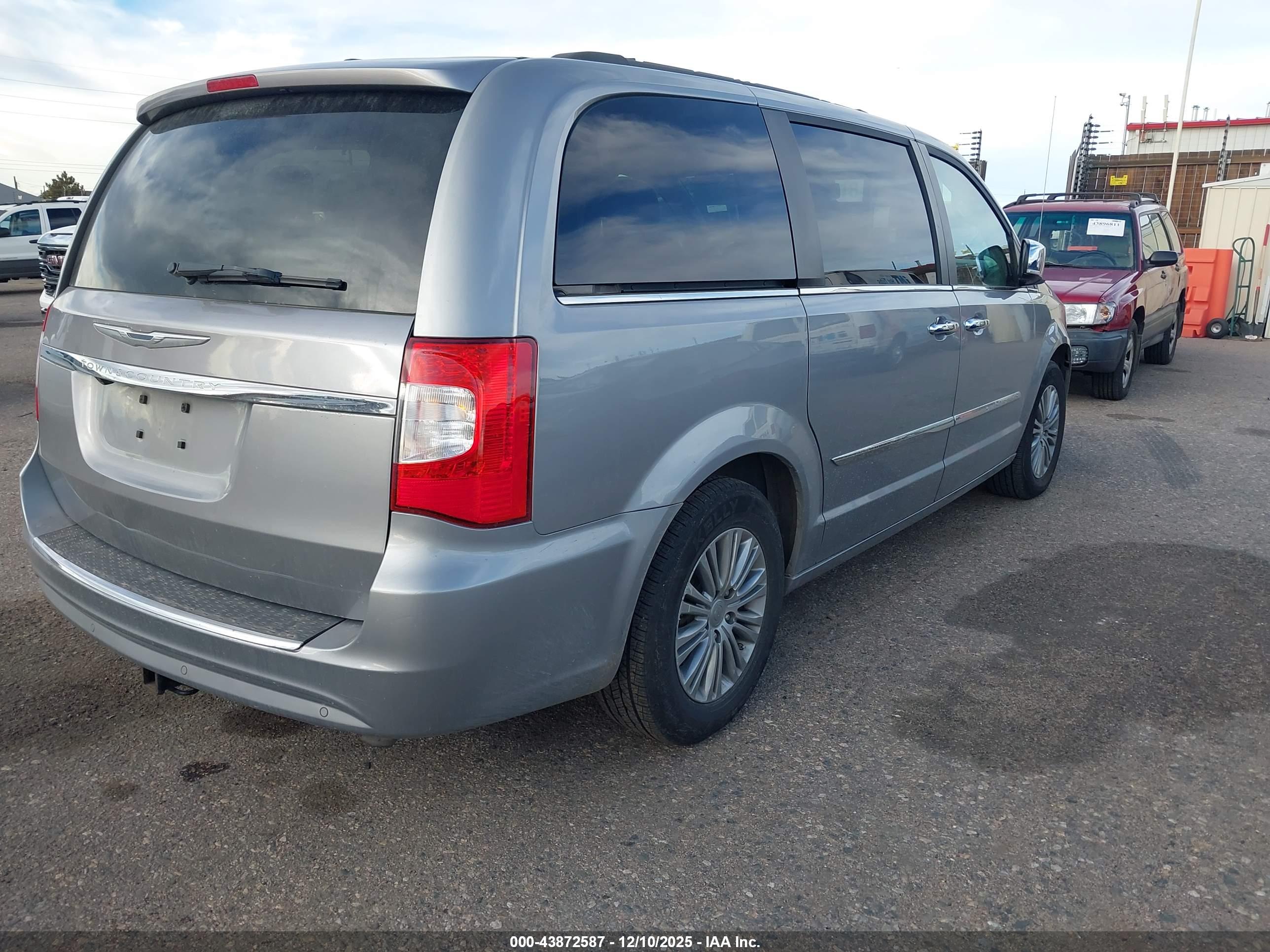 CHRYSLER TOWN image 4