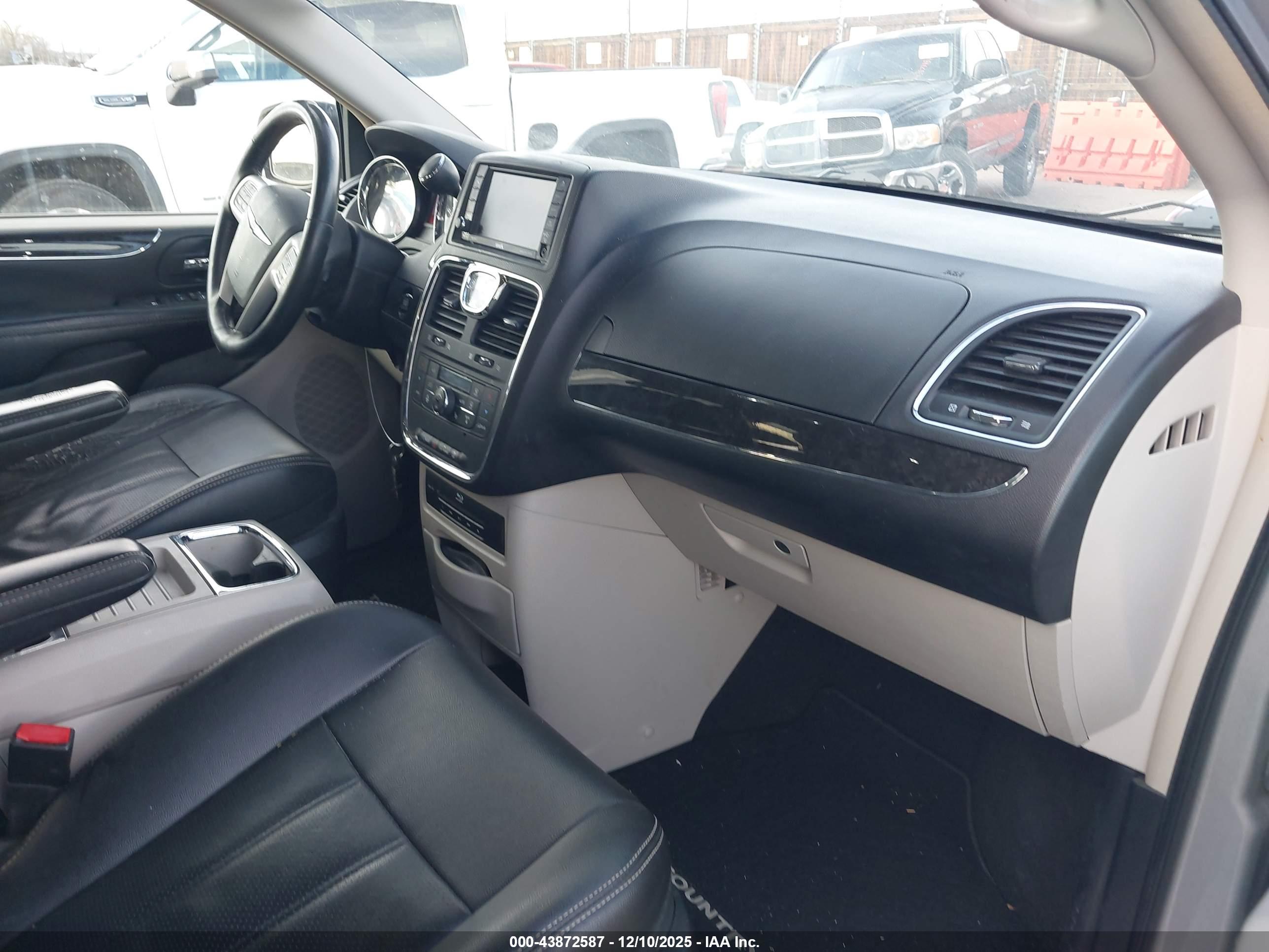 CHRYSLER TOWN image 5