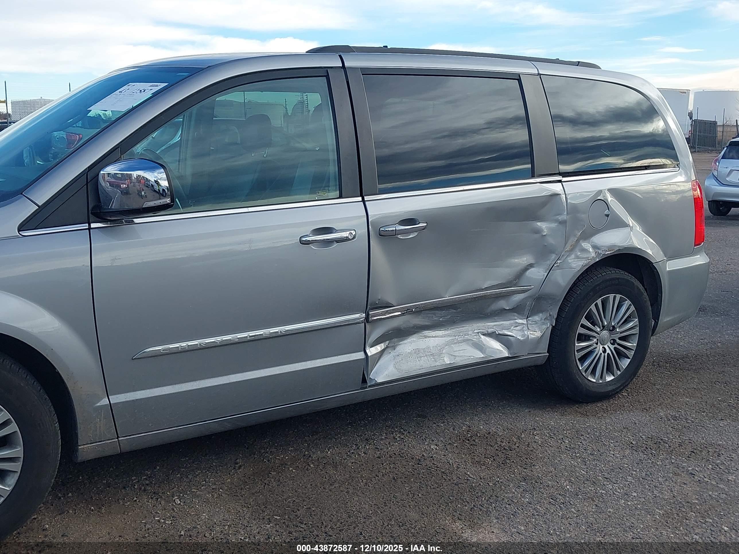 CHRYSLER TOWN image 6