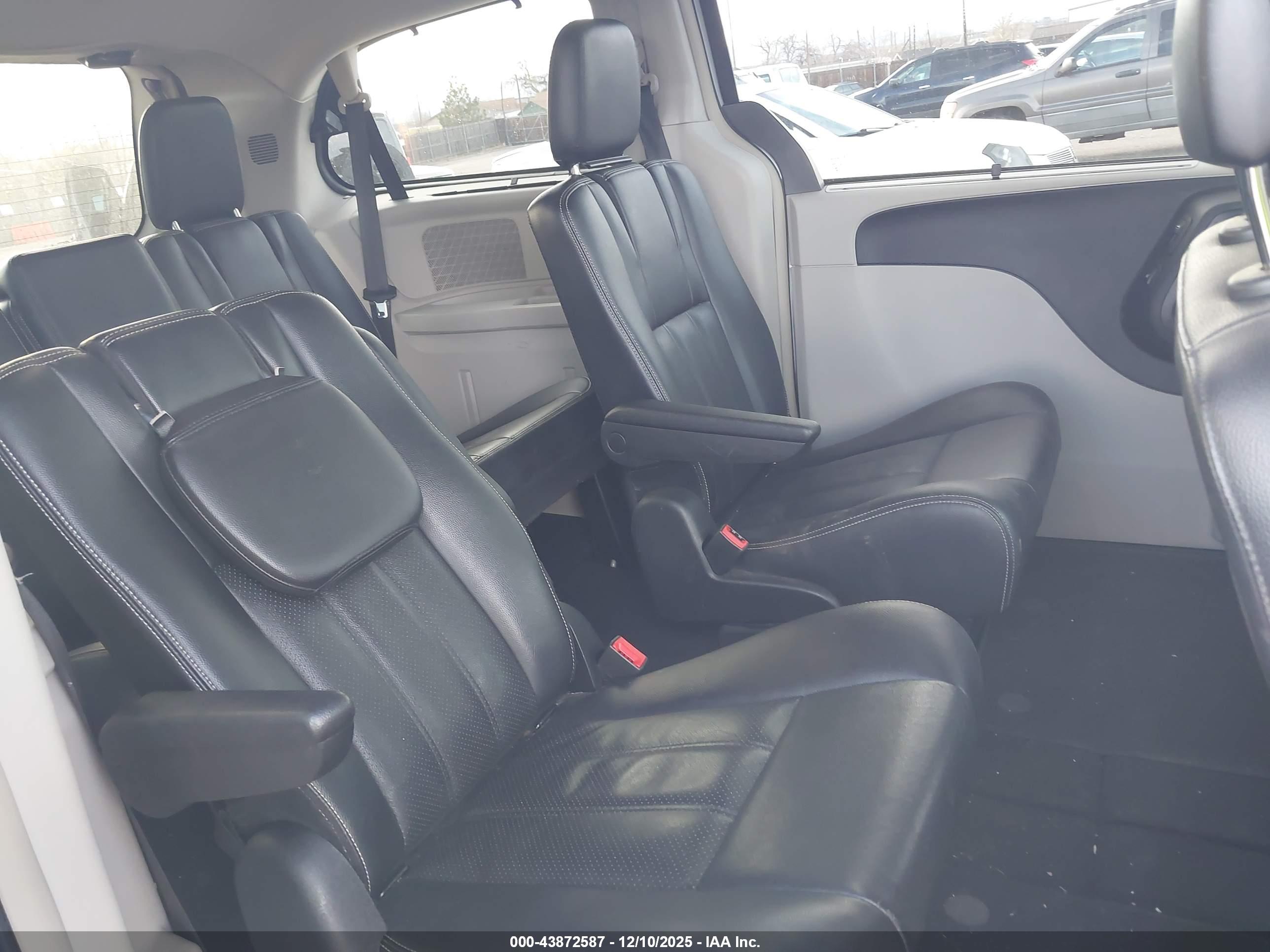 CHRYSLER TOWN image 8