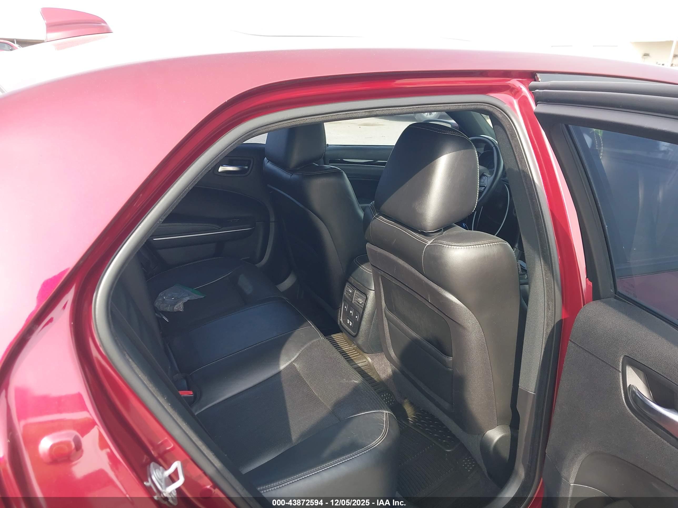 CHRYSLER 300 image 8