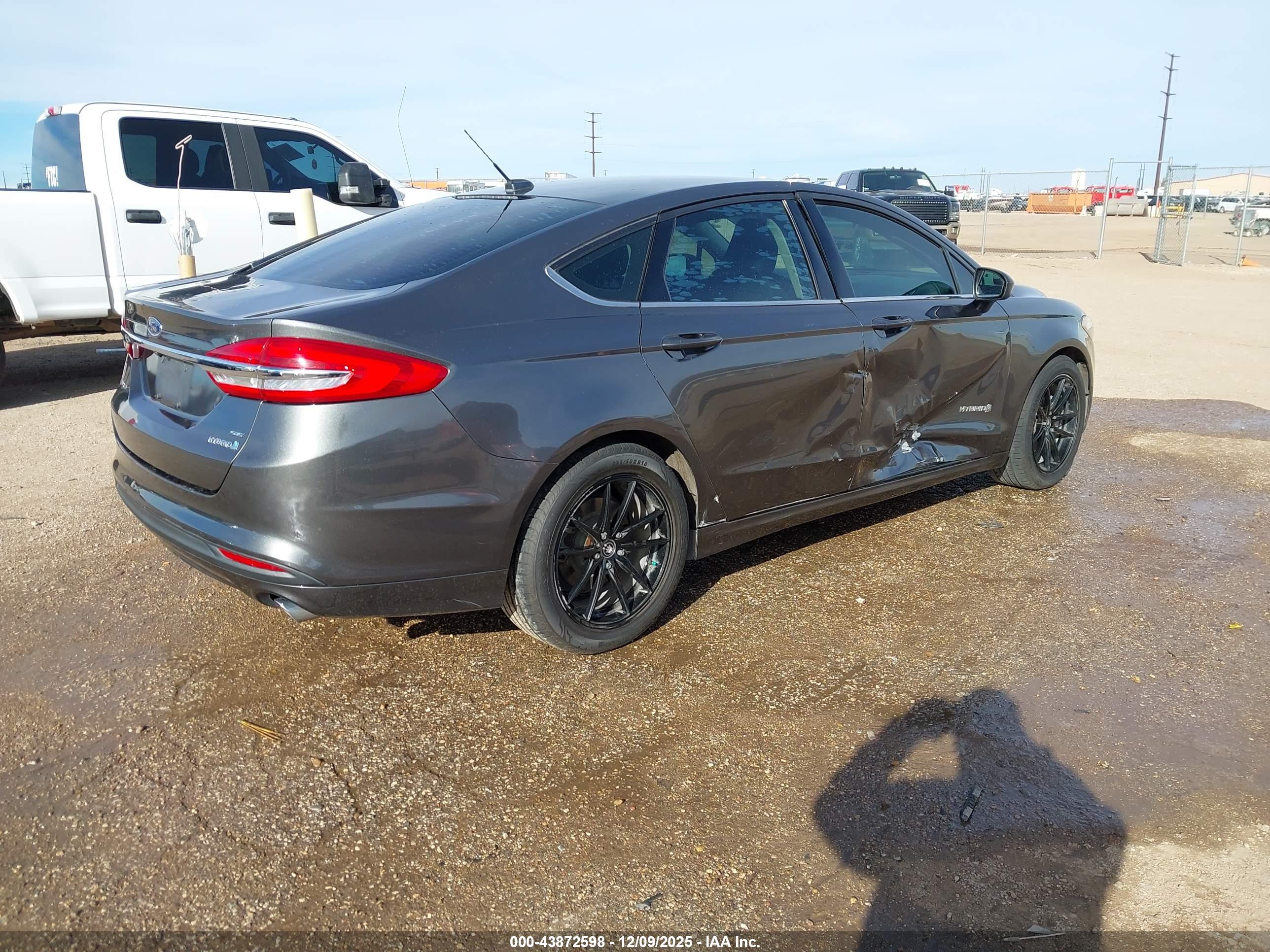 FORD FUSION image 4