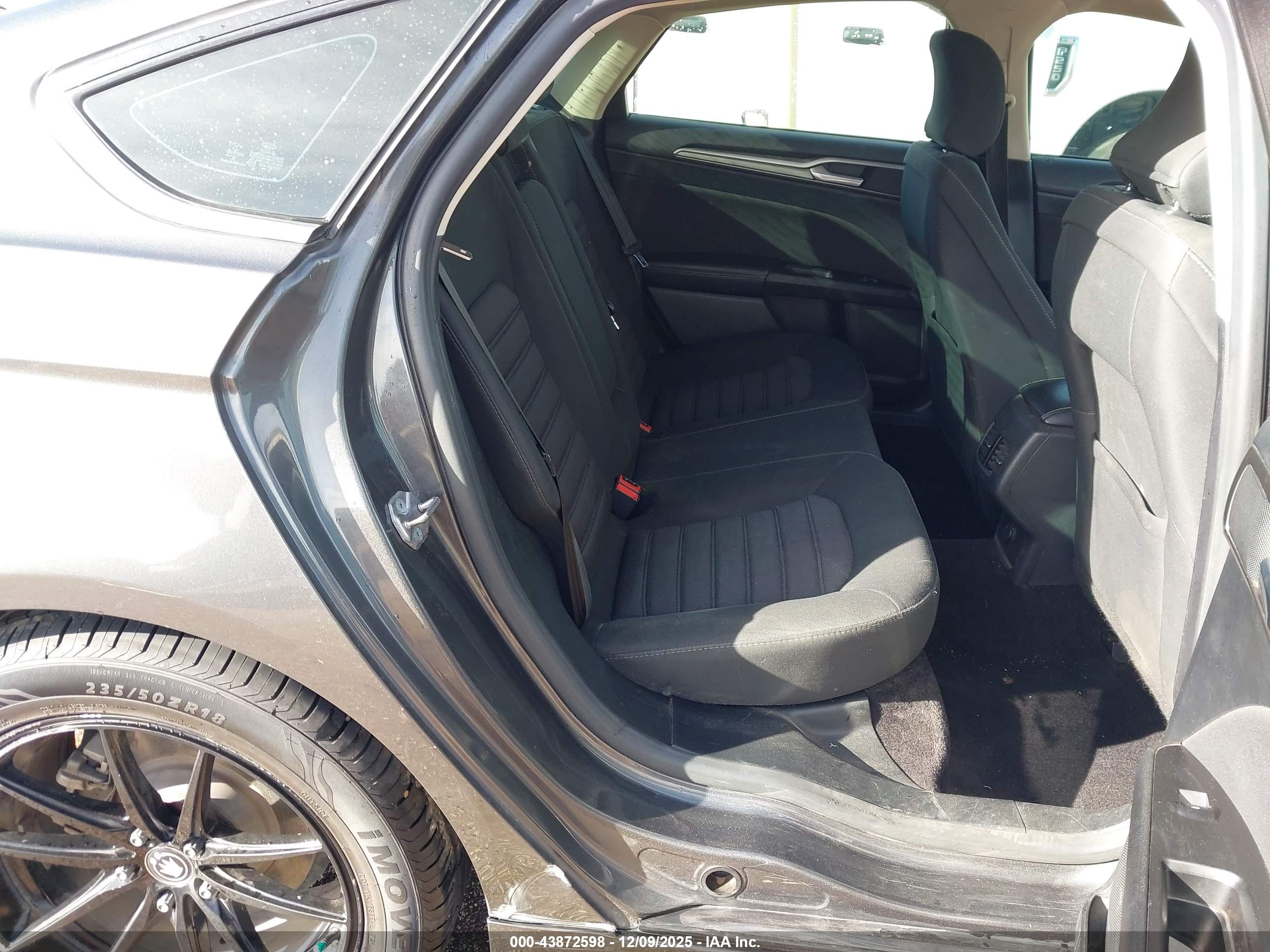 FORD FUSION image 8