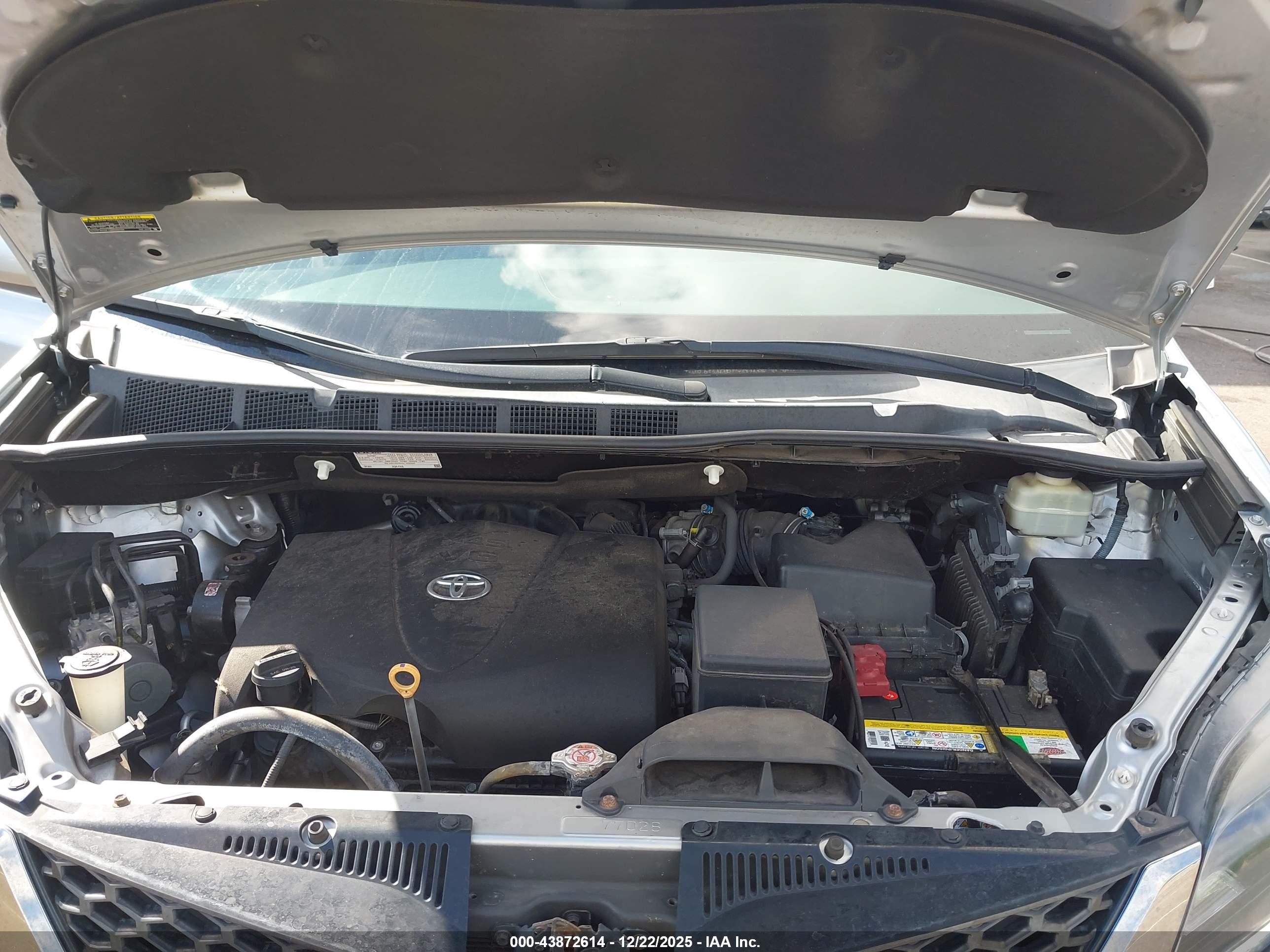 TOYOTA SIENNA image 10