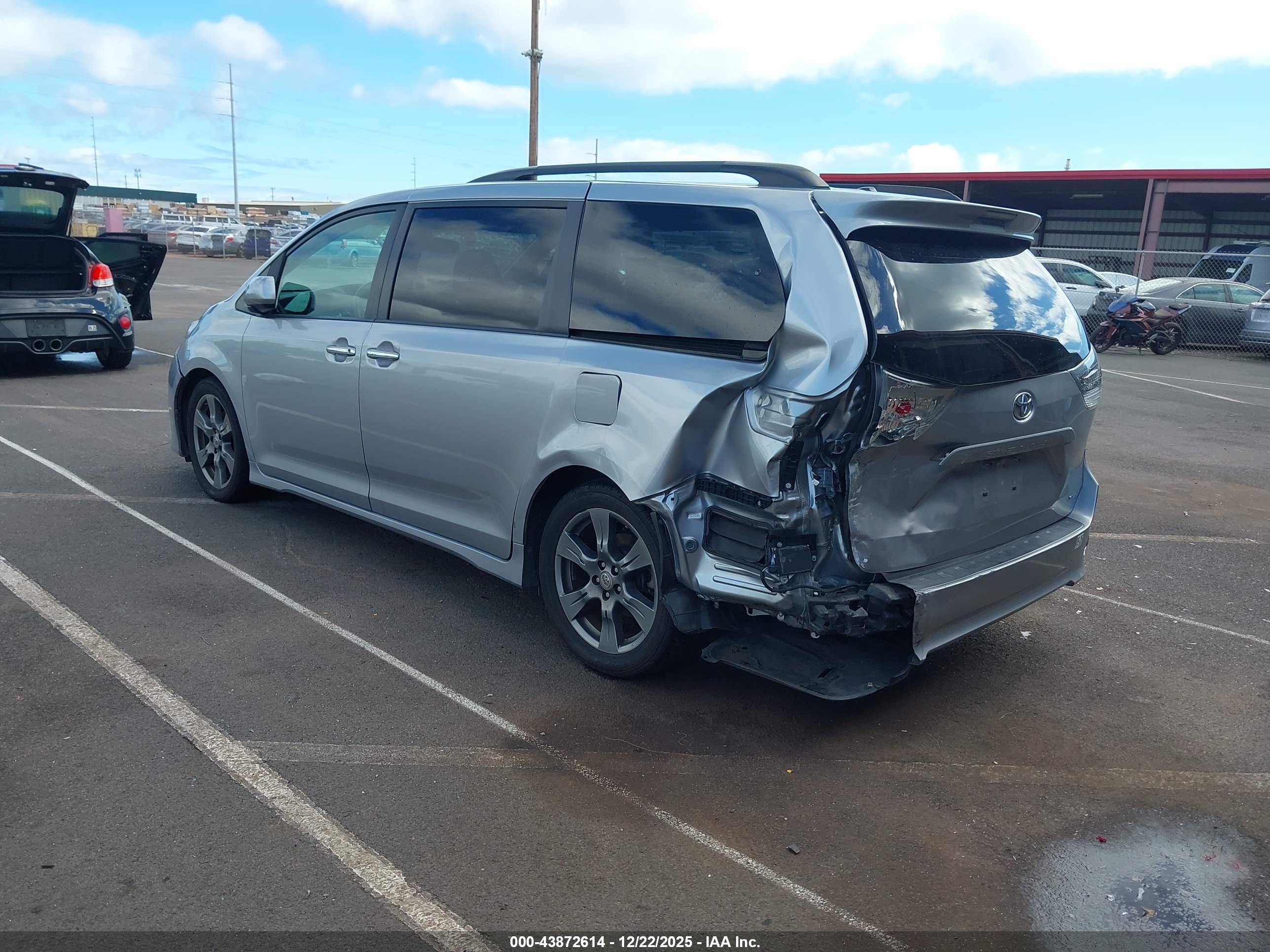 TOYOTA SIENNA image 3