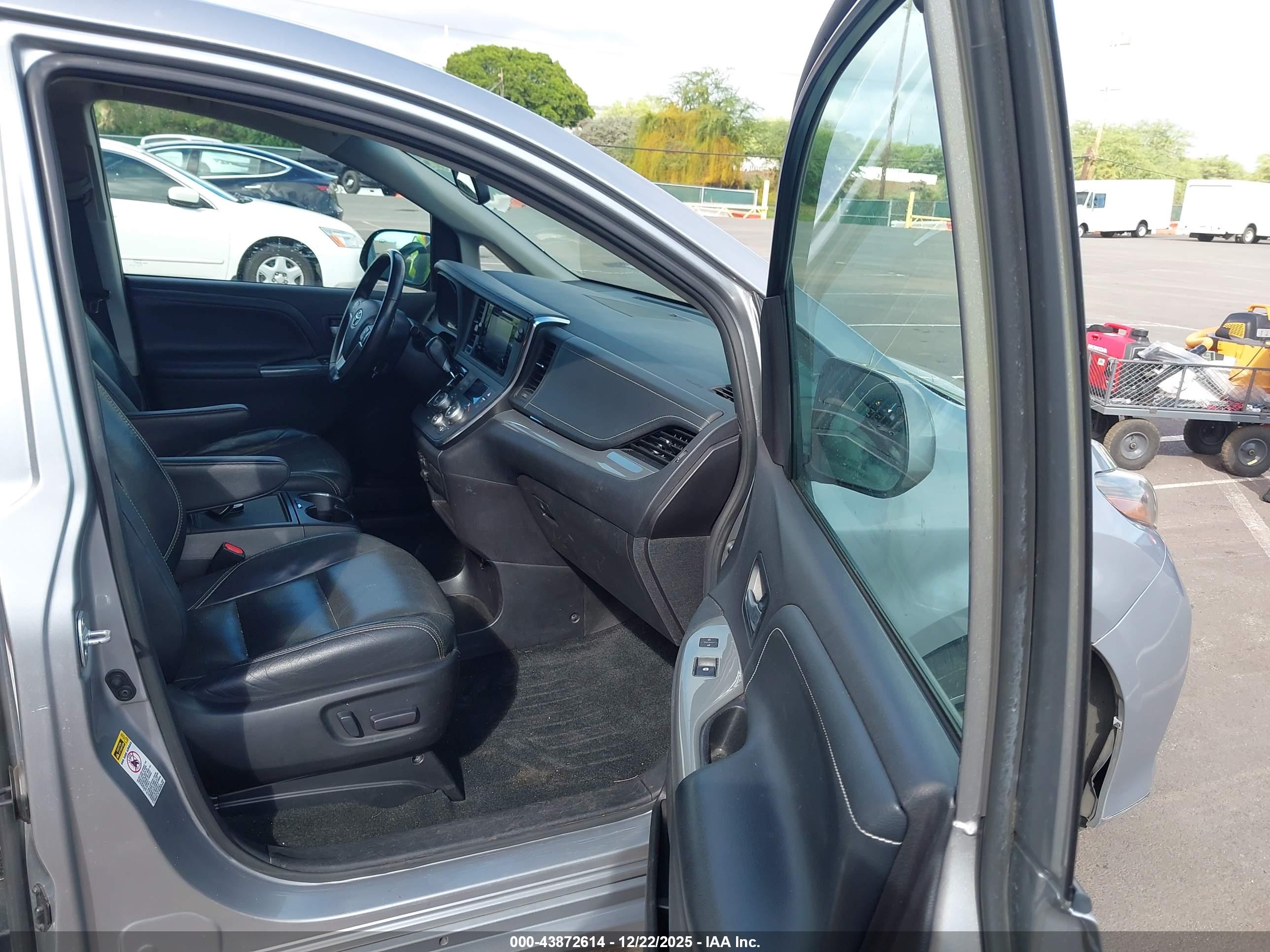 TOYOTA SIENNA image 5