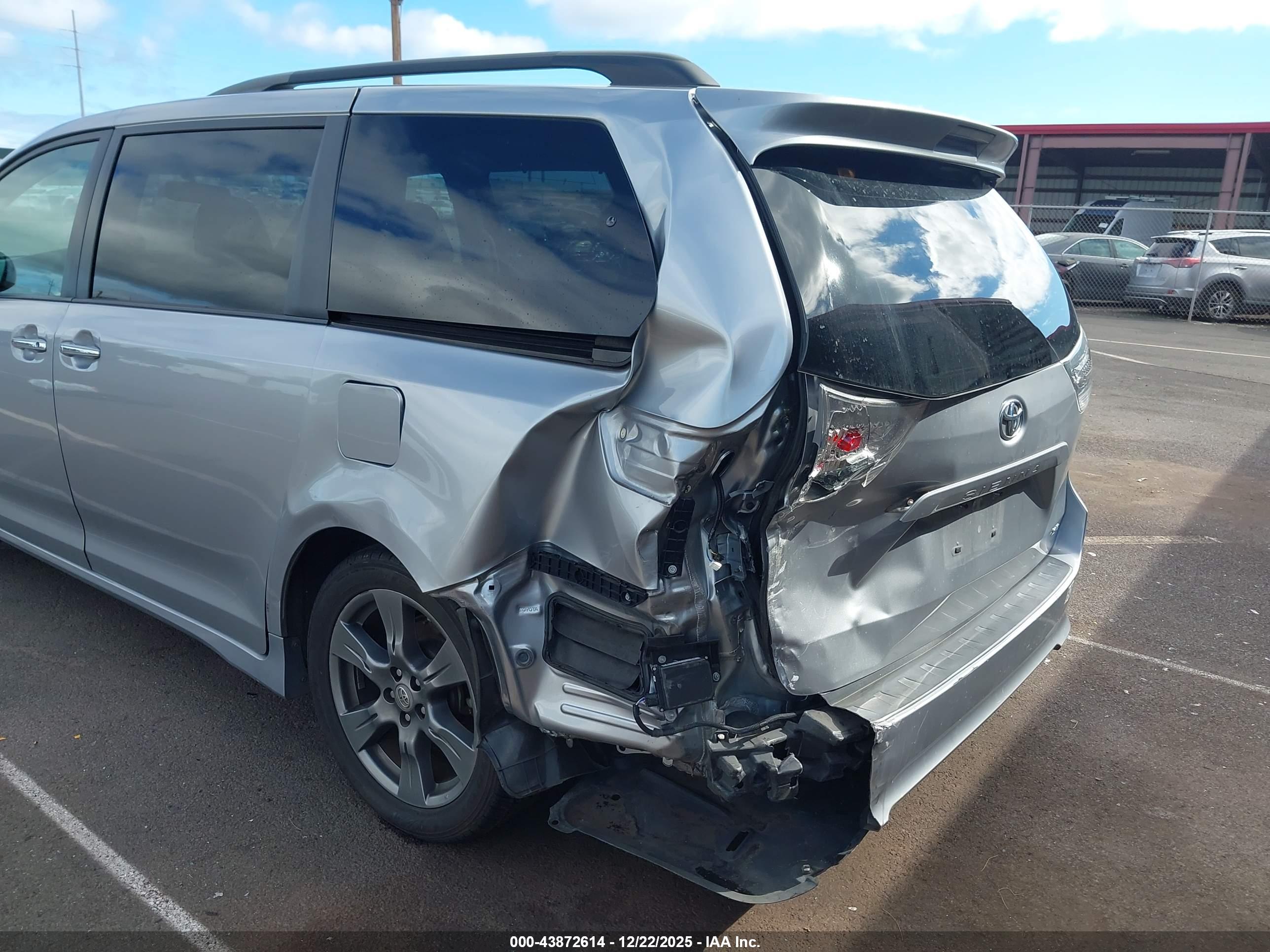 TOYOTA SIENNA image 6