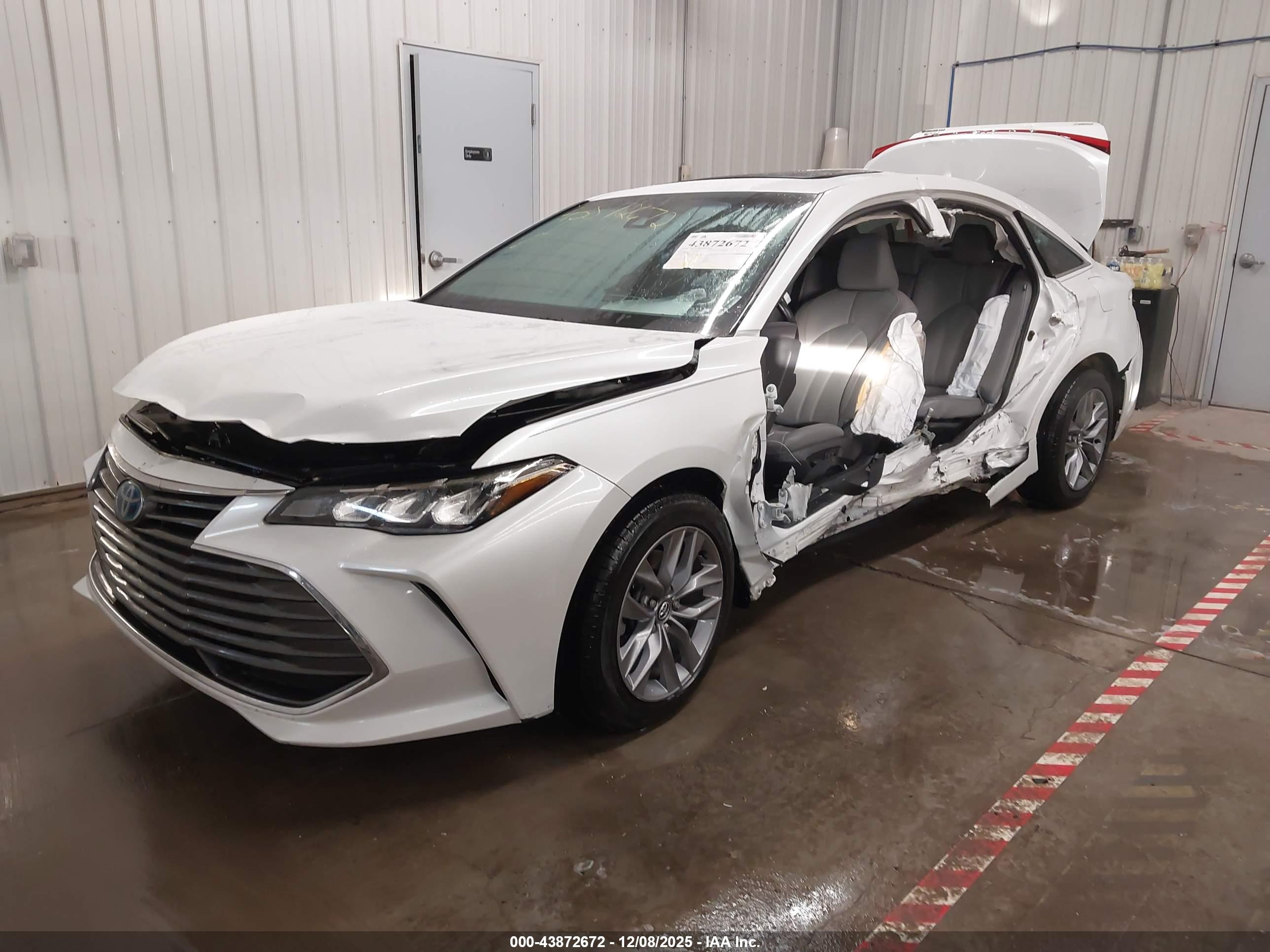 TOYOTA AVALON image 2