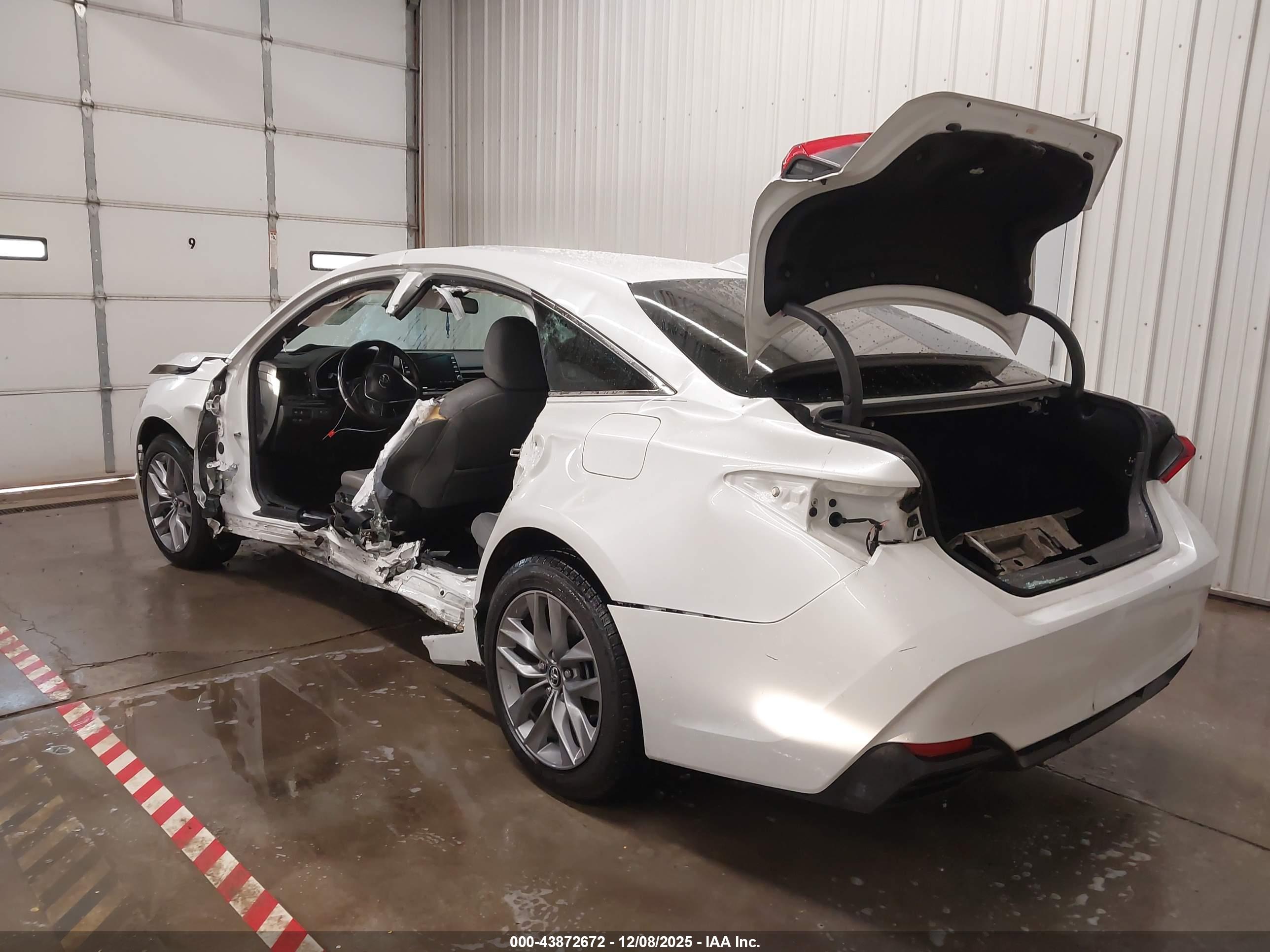 TOYOTA AVALON image 3