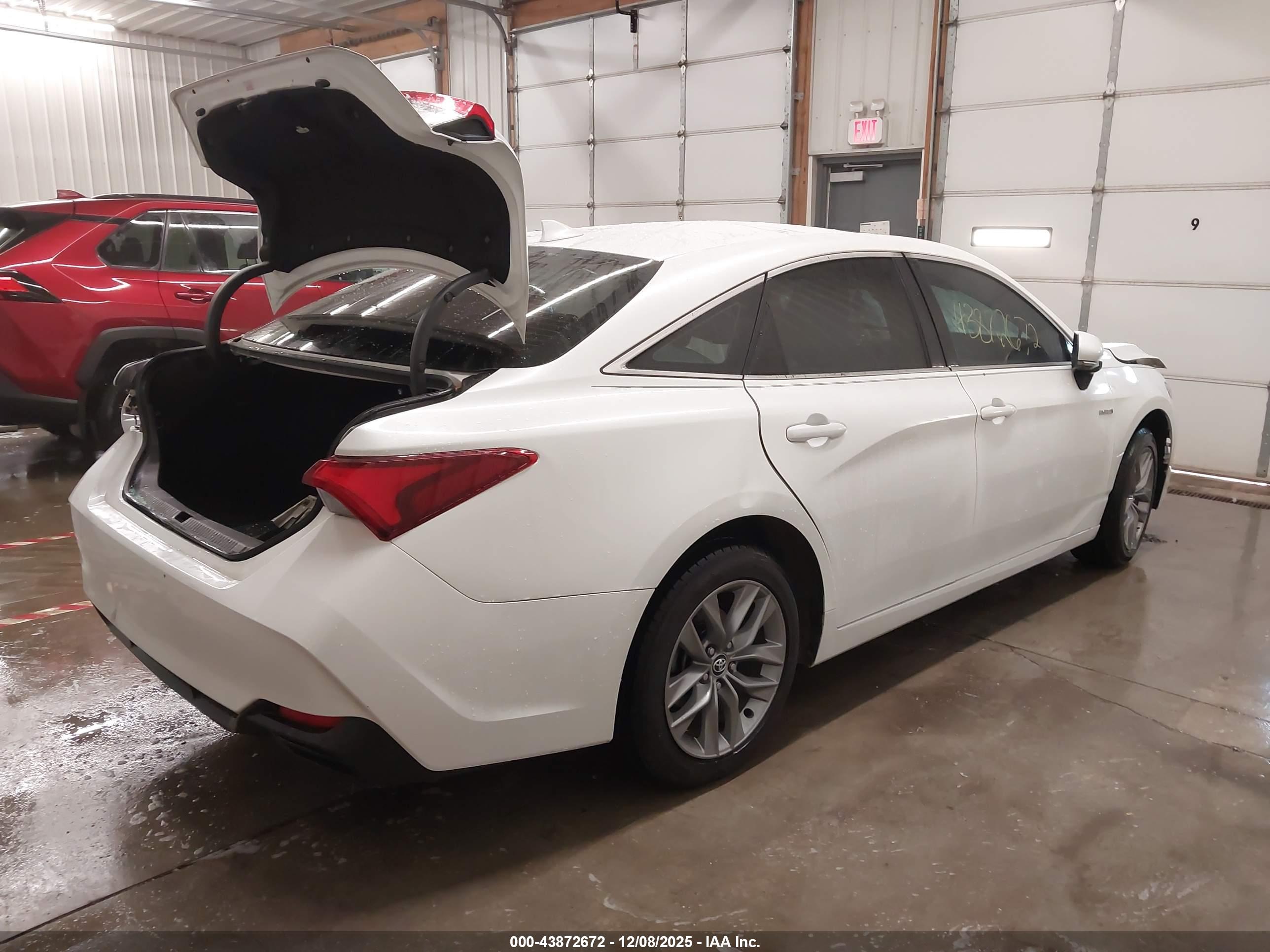 TOYOTA AVALON image 4